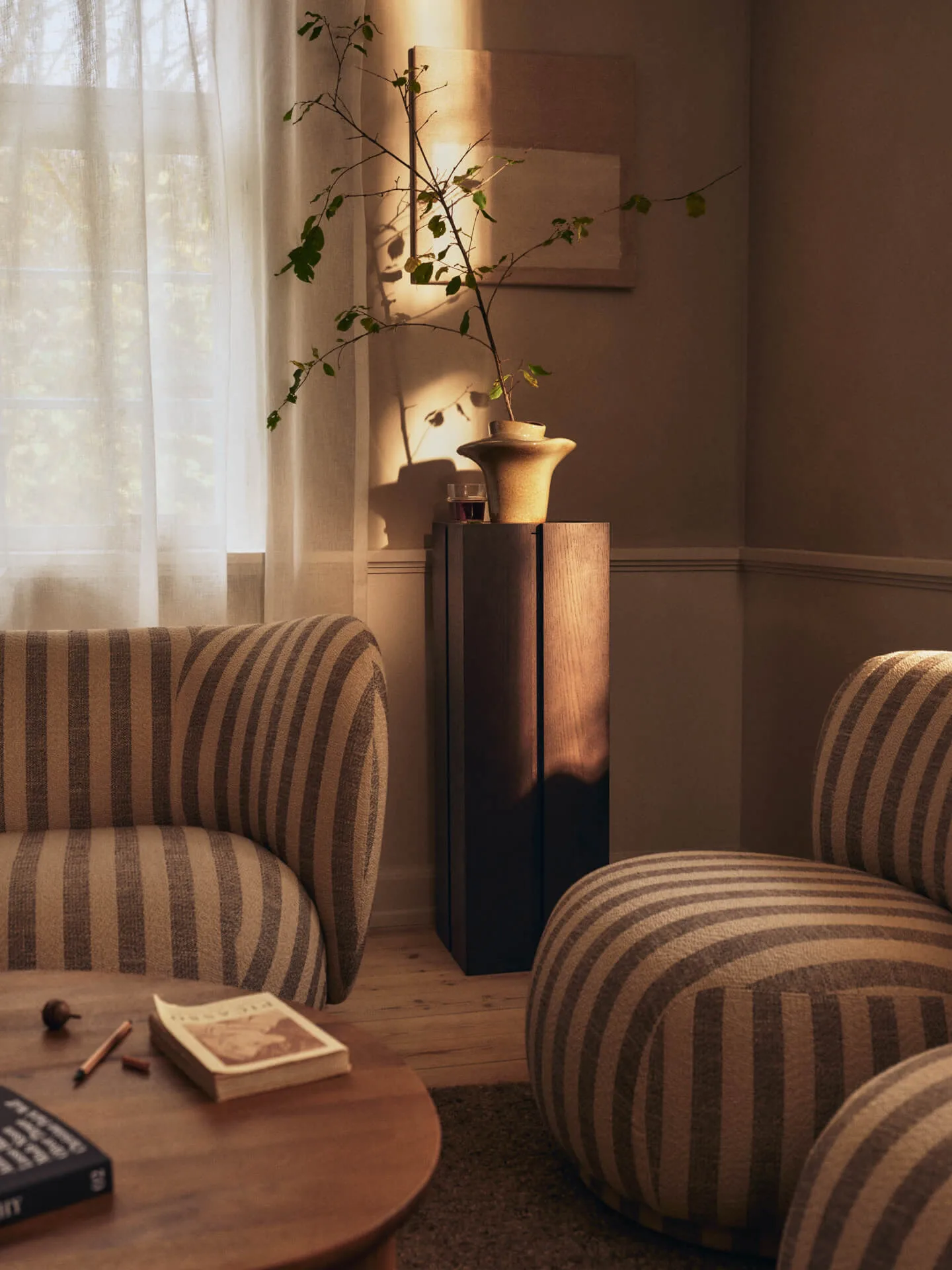 Piedestał Parcel, Dark stained, 30x30x90 cm Ferm Living