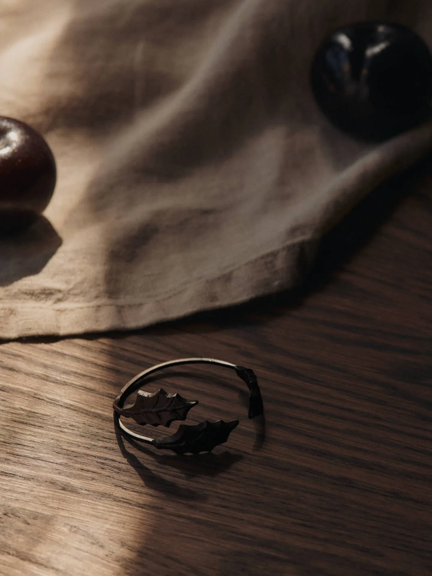 Pierścienie na serwetki, liść ostrokrzewu, Ø5,3 cm, 4-pak, Czarny mosiężny Ferm Living