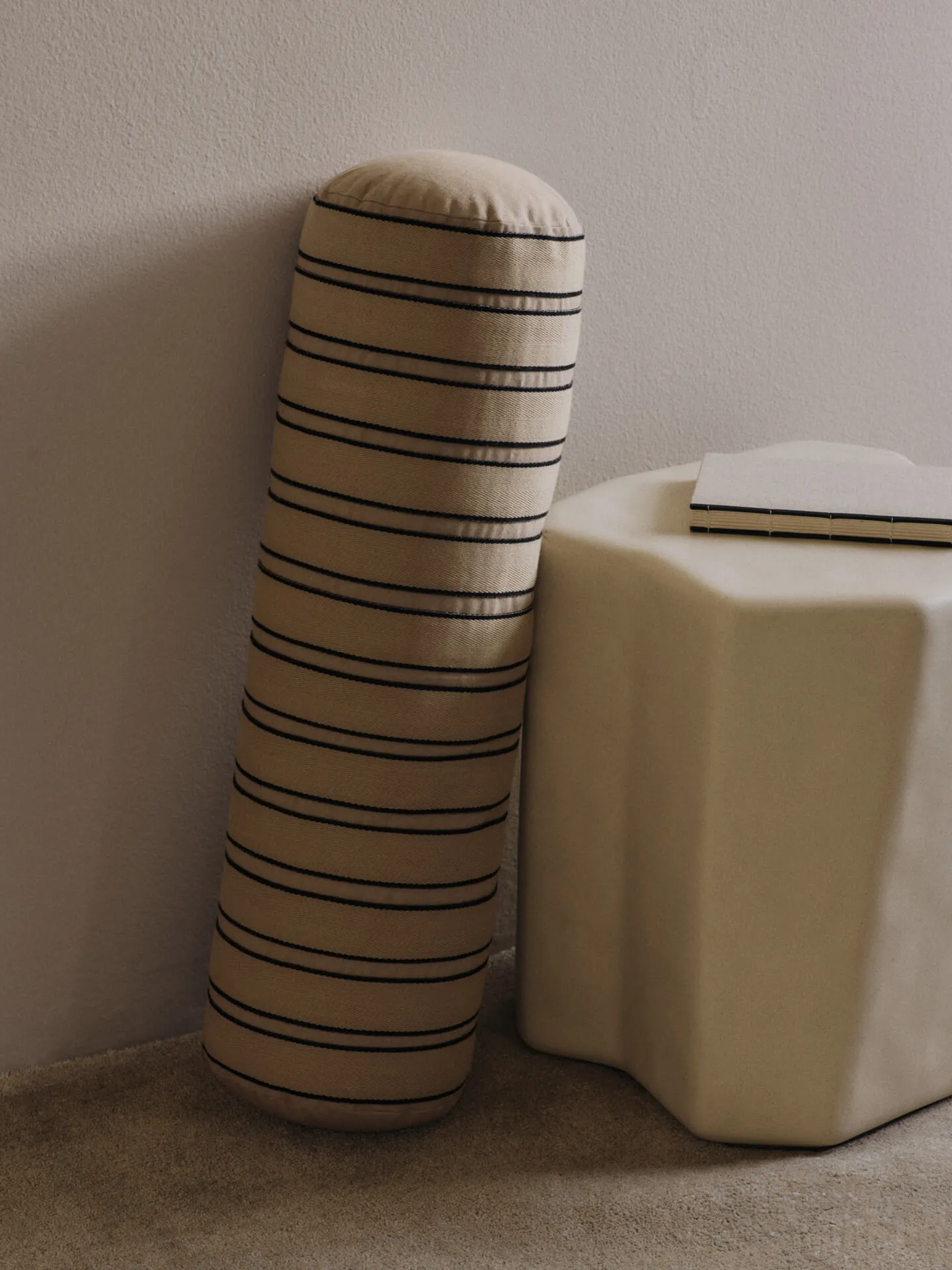 Poduszka wałek Twill bolster, Cashmere-black Ferm Living
