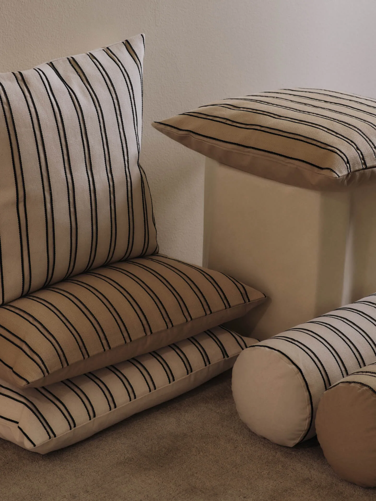 Poduszka wałek Twill bolster, Cashmere-black Ferm Living