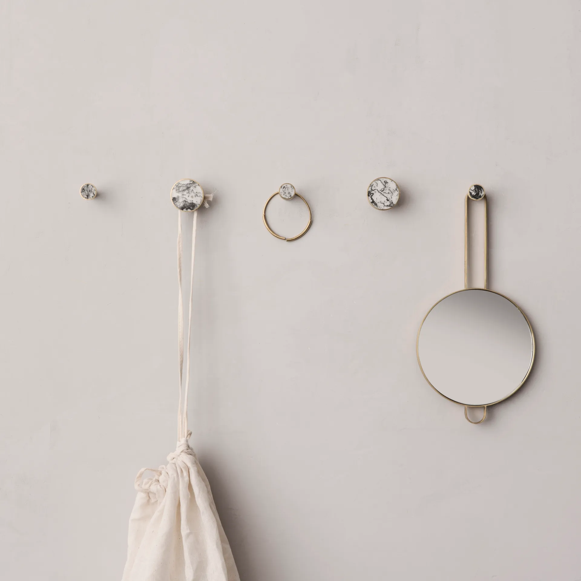 Poise lusterko pordęczne, brass Ferm Living