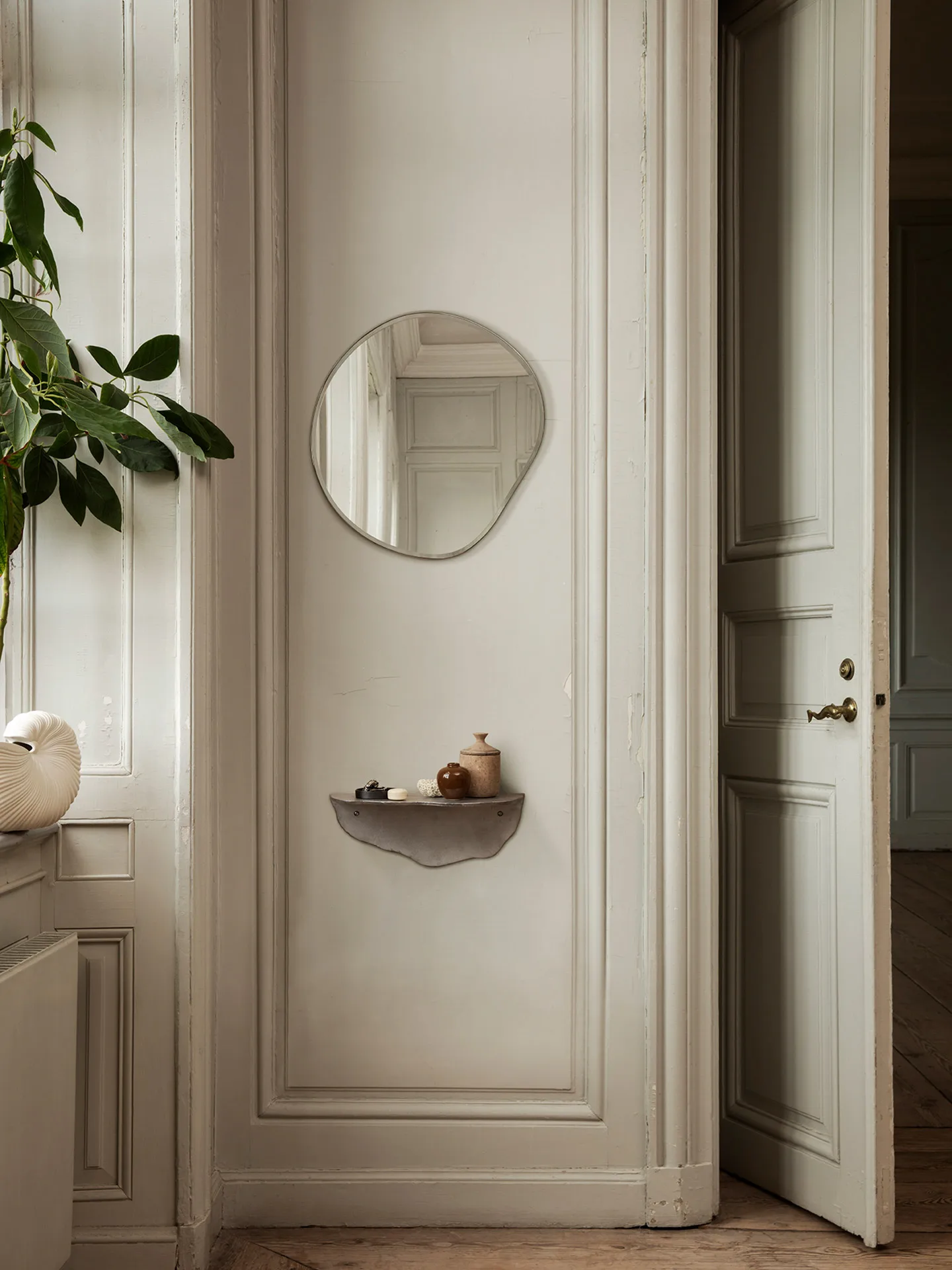 Pond lustro, mały dark chrome Ferm Living