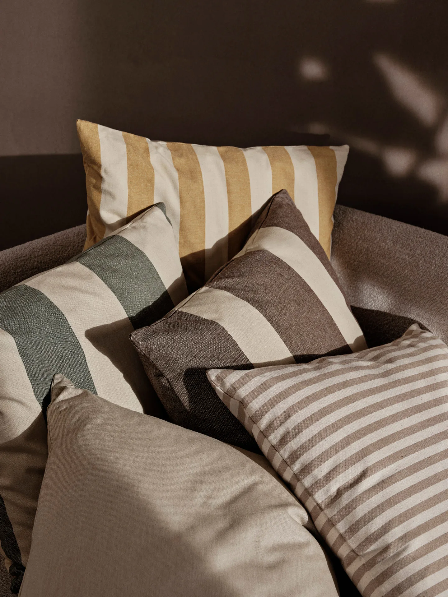 Poszewka na poduszkę Strand outdoor 50x50 cm, Carob brown-parchment Ferm Living