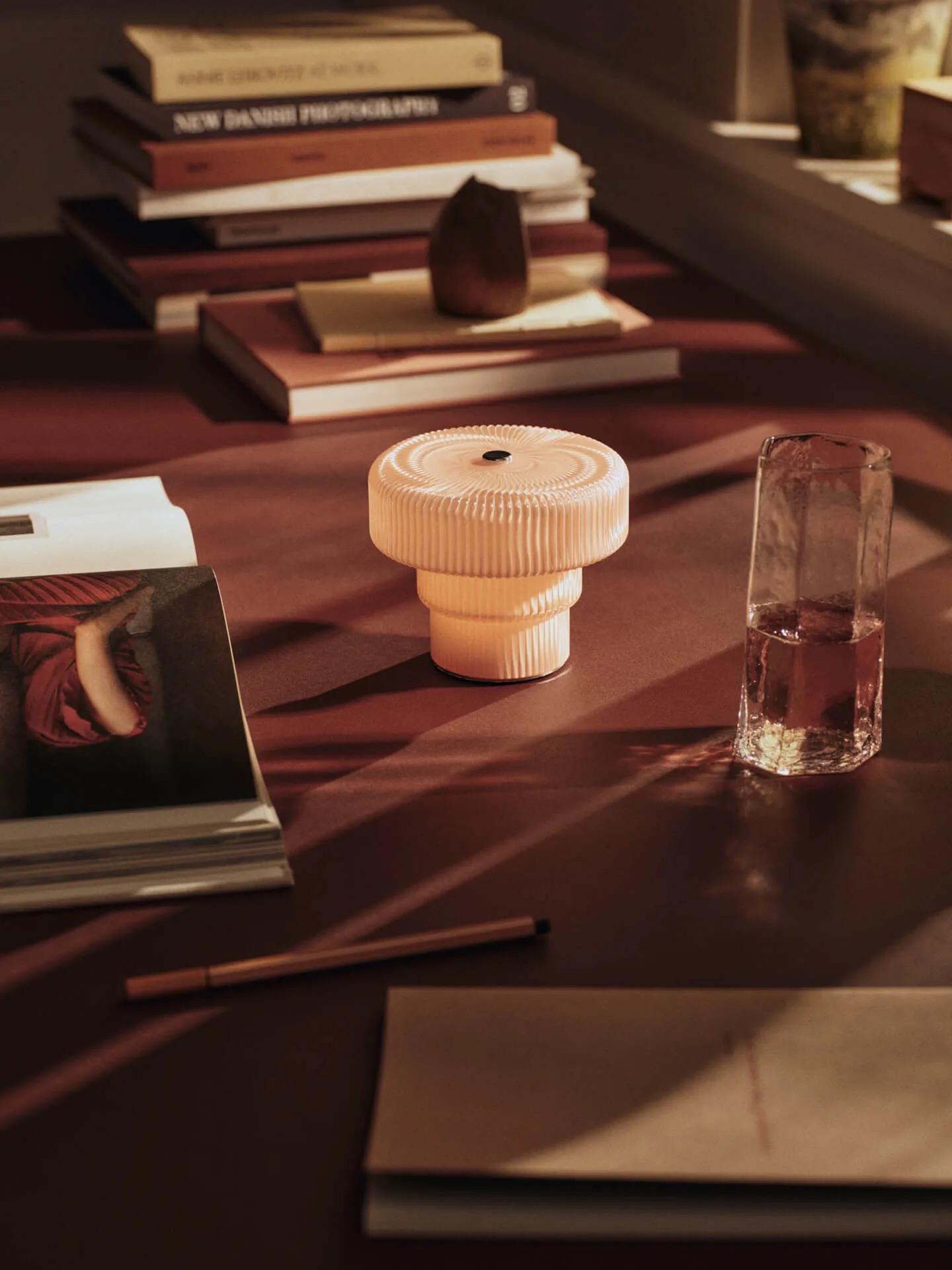 Przenośna lampka stołowa Ripple 10 cm, Pale rose Ferm Living