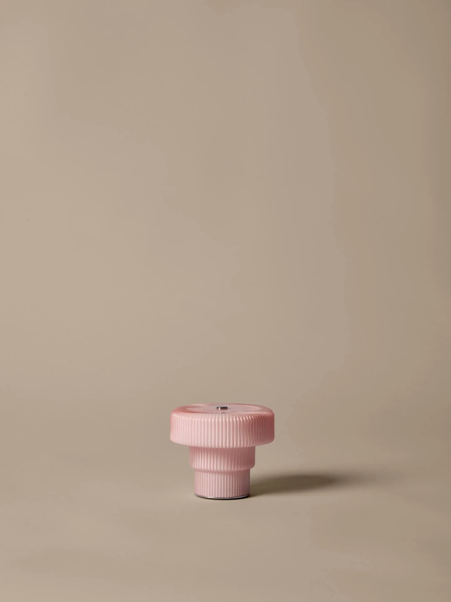 Przenośna lampka stołowa Ripple, Pale rose, 10cm Ferm Living