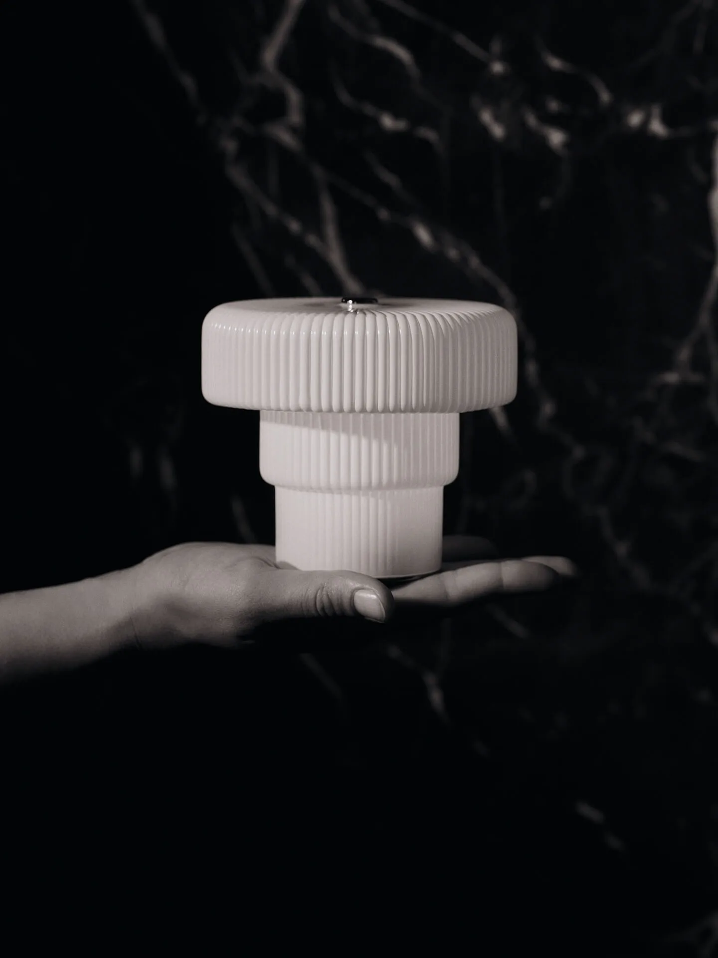 Przenośna lampka stołowa Ripple, White, 10cm Ferm Living
