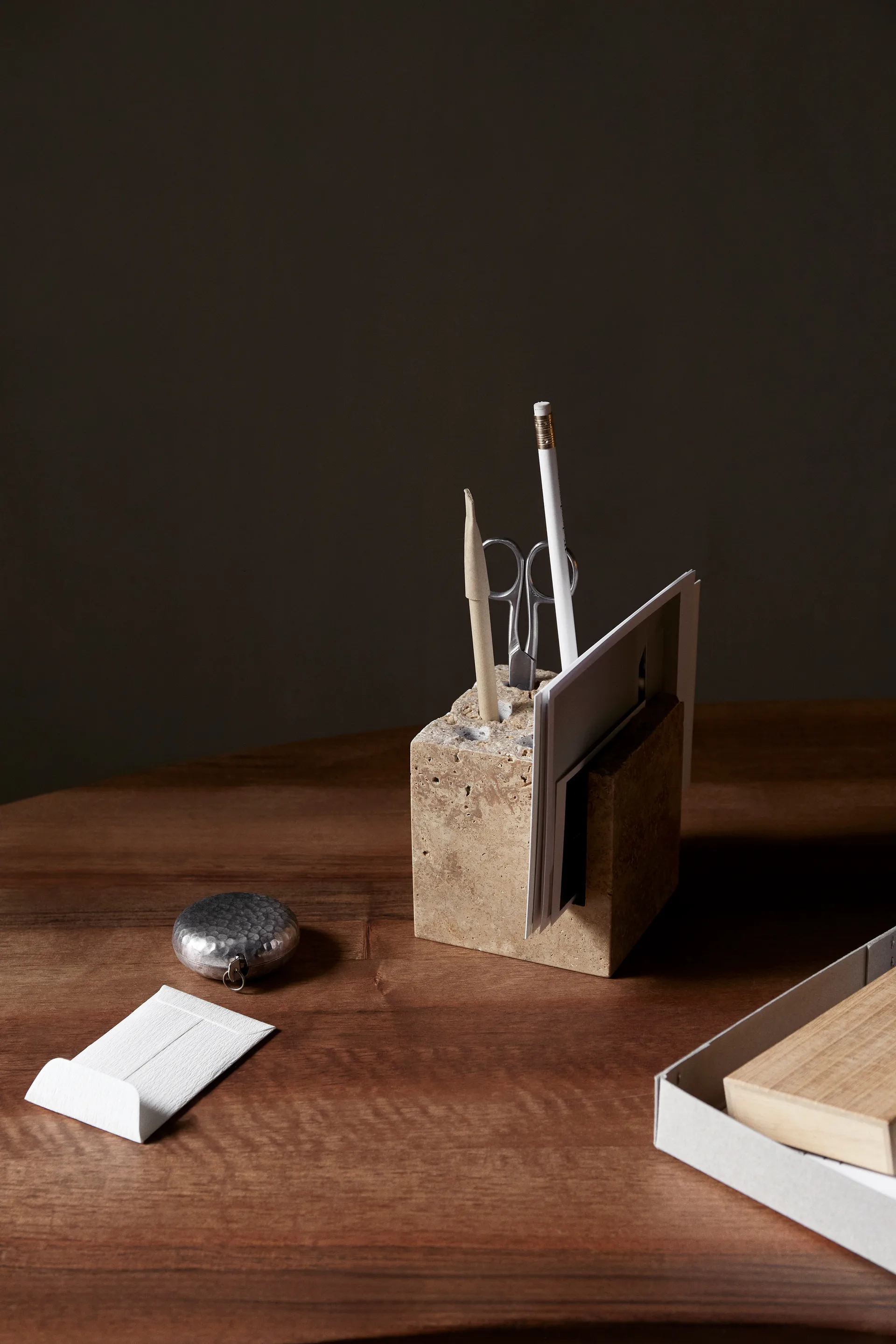 Przybornik na biurko Klint 9x9 cm, Beżowy trawertyn Ferm Living