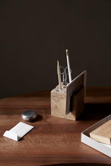 Przybornik na biurko Klint 9x9 cm - Beżowy trawertyn - Ferm Living