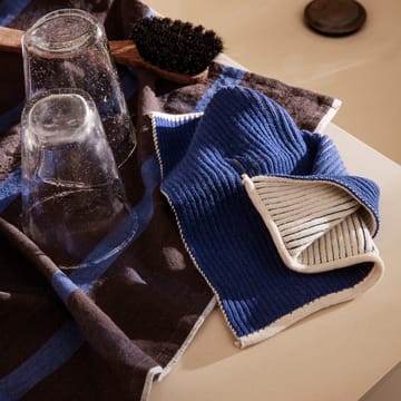 Ręcznik kuchenny Hale 50x70 cm - Chocolate-bright blue - ferm LIVING