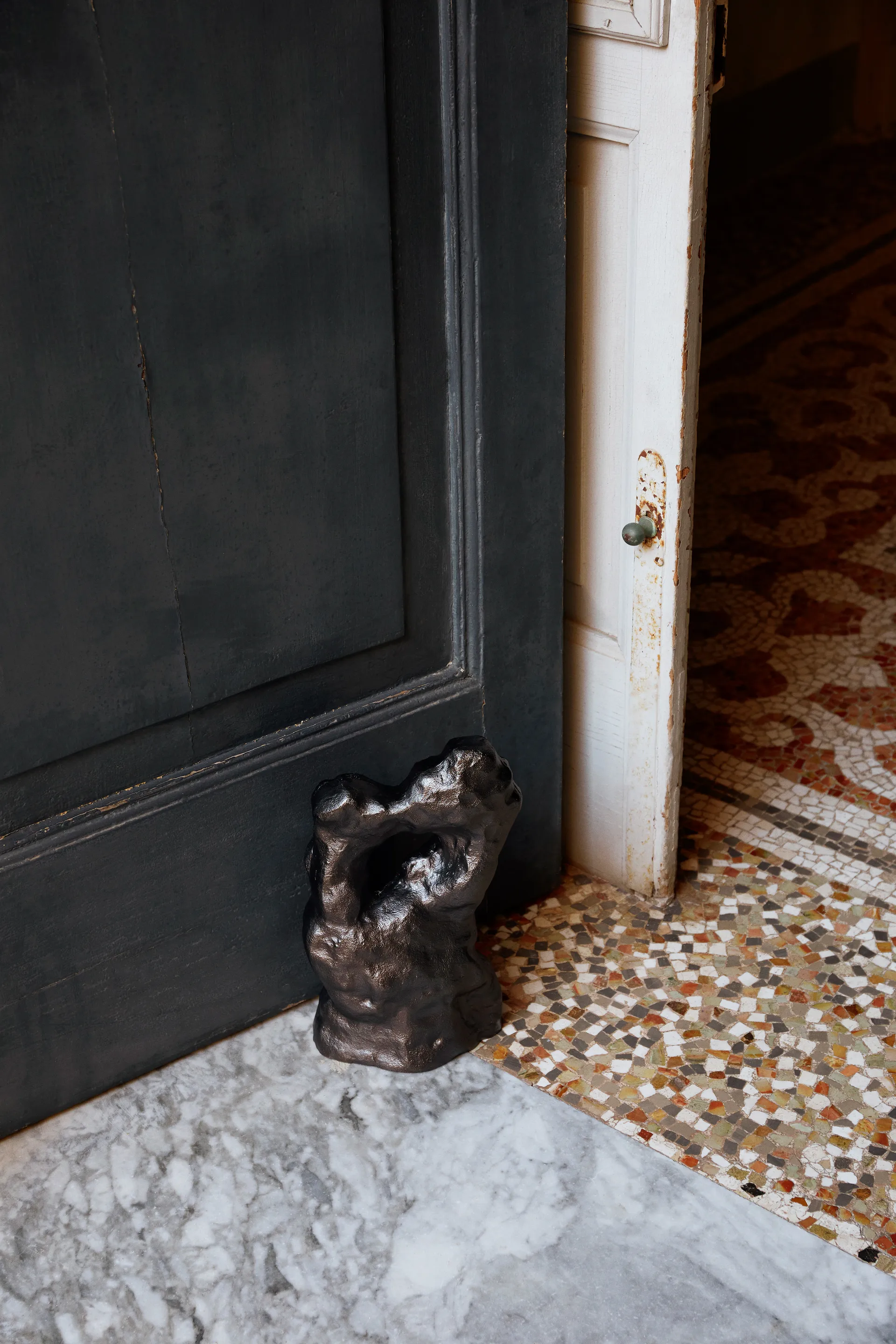 Rzeźba Grotto, Aluminium barwione na czarno Ferm Living