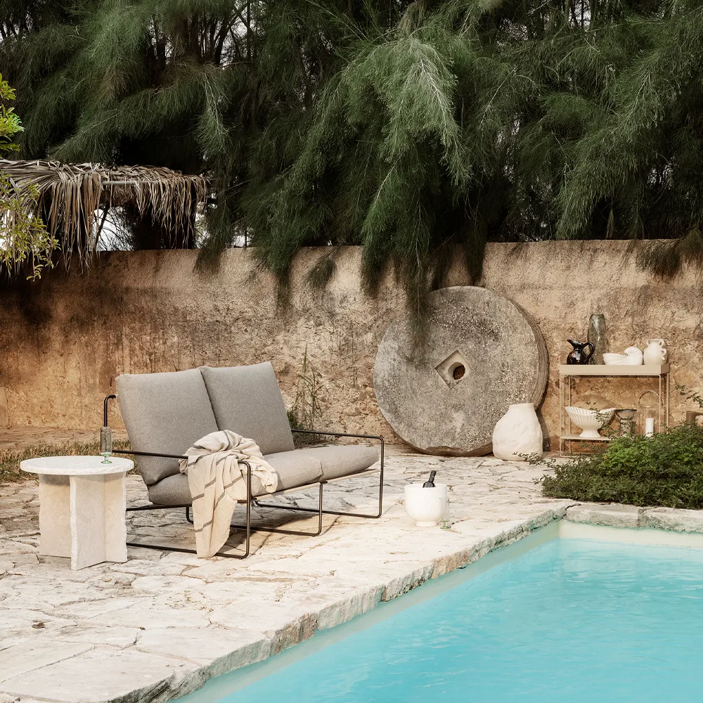 Sofa 3-osobowa Desert, Tkanina dark sand, czarny stojak Ferm Living