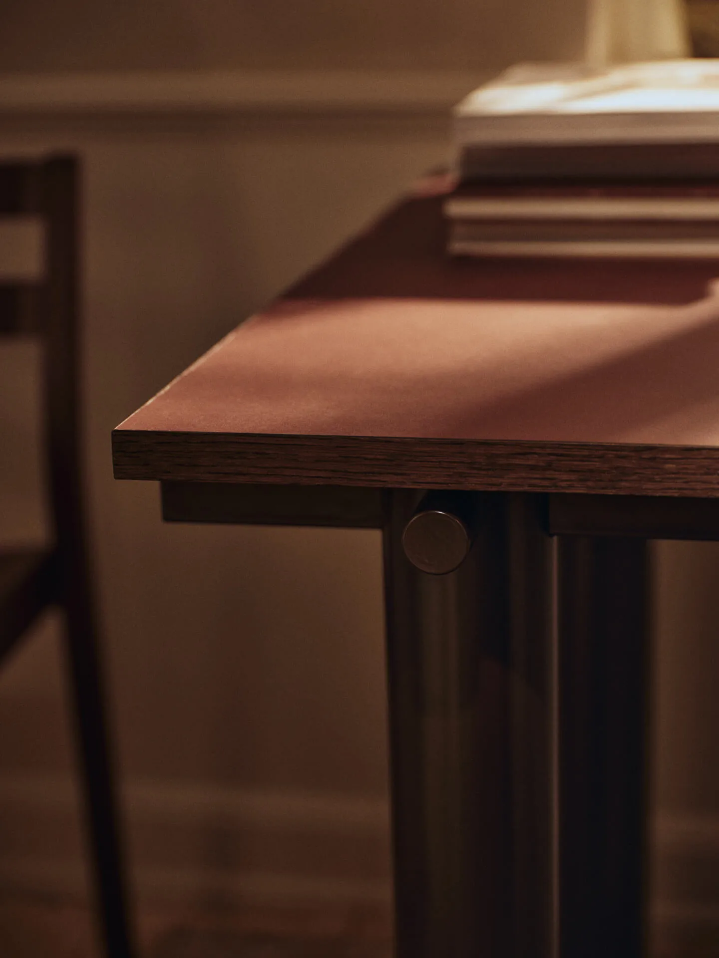 Stół jadalniany Atura, Dark chocolate-burgundy, 90x200 cm Ferm Living