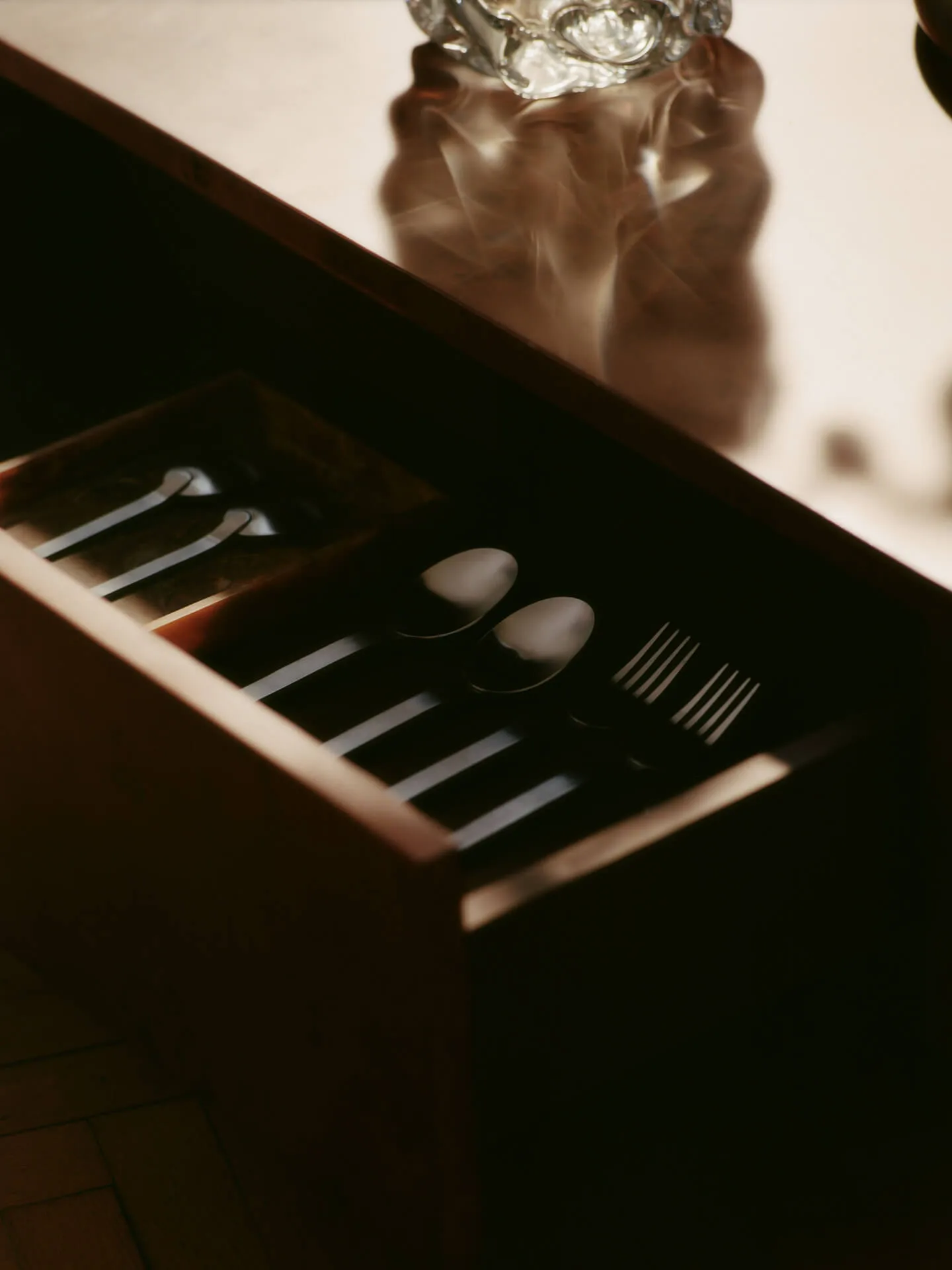 Stolik Burl storage70x70 cm, Dark stained burl Ferm Living