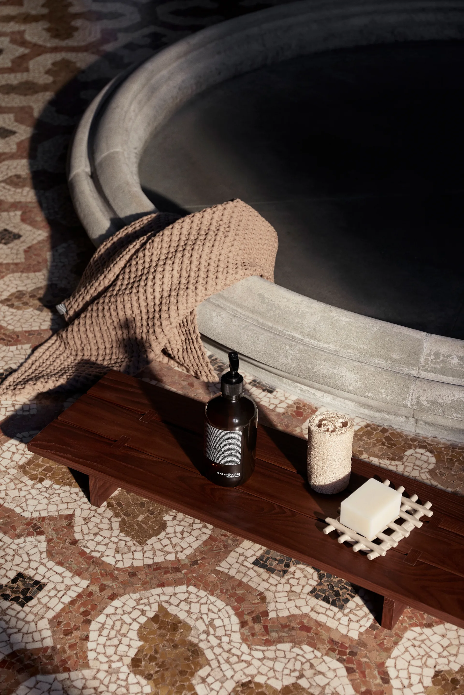 Stolik z tacą Tategu 70x22,1x7 cm, Ciemnobrązowy Ferm Living