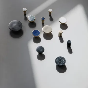 Stone duży wieszak - white marble-brass - Ferm Living