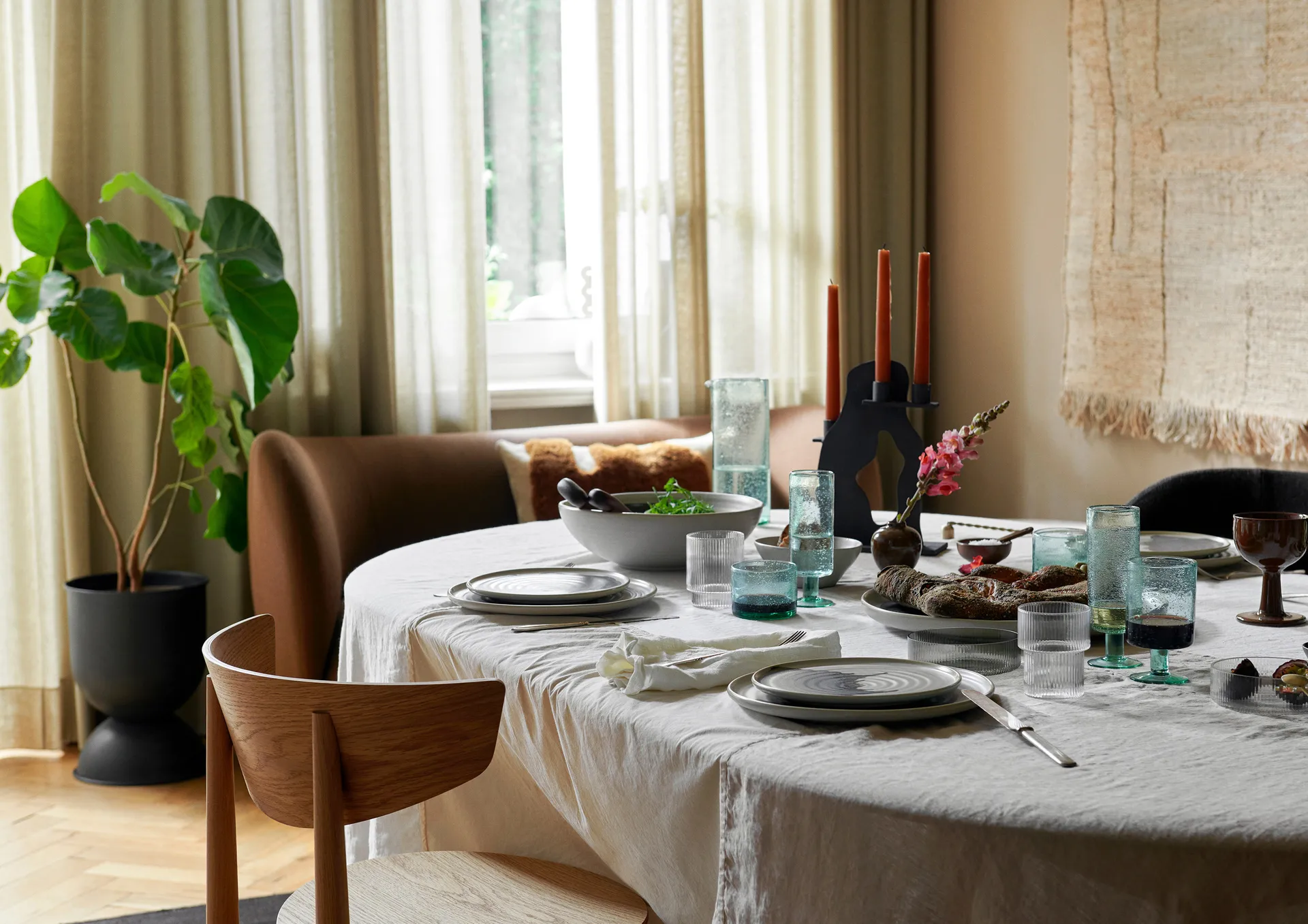 Świecznik Erode 21x27x4 cm, Czarne aluminium  Ferm Living