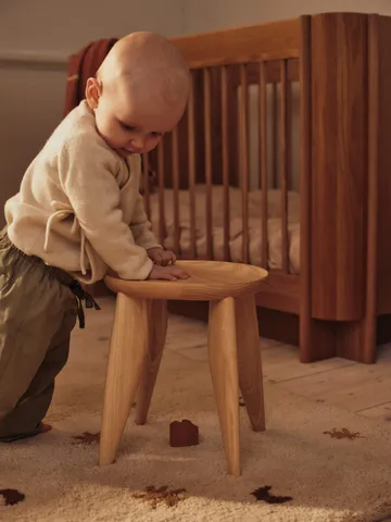 Taboret okrągły Feve kids - Jesion surowy, Ø33x30 cm - Ferm Living