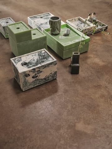 Taca dekoracyjna Mist 10x15 cm - Emerald-off white - Ferm Living