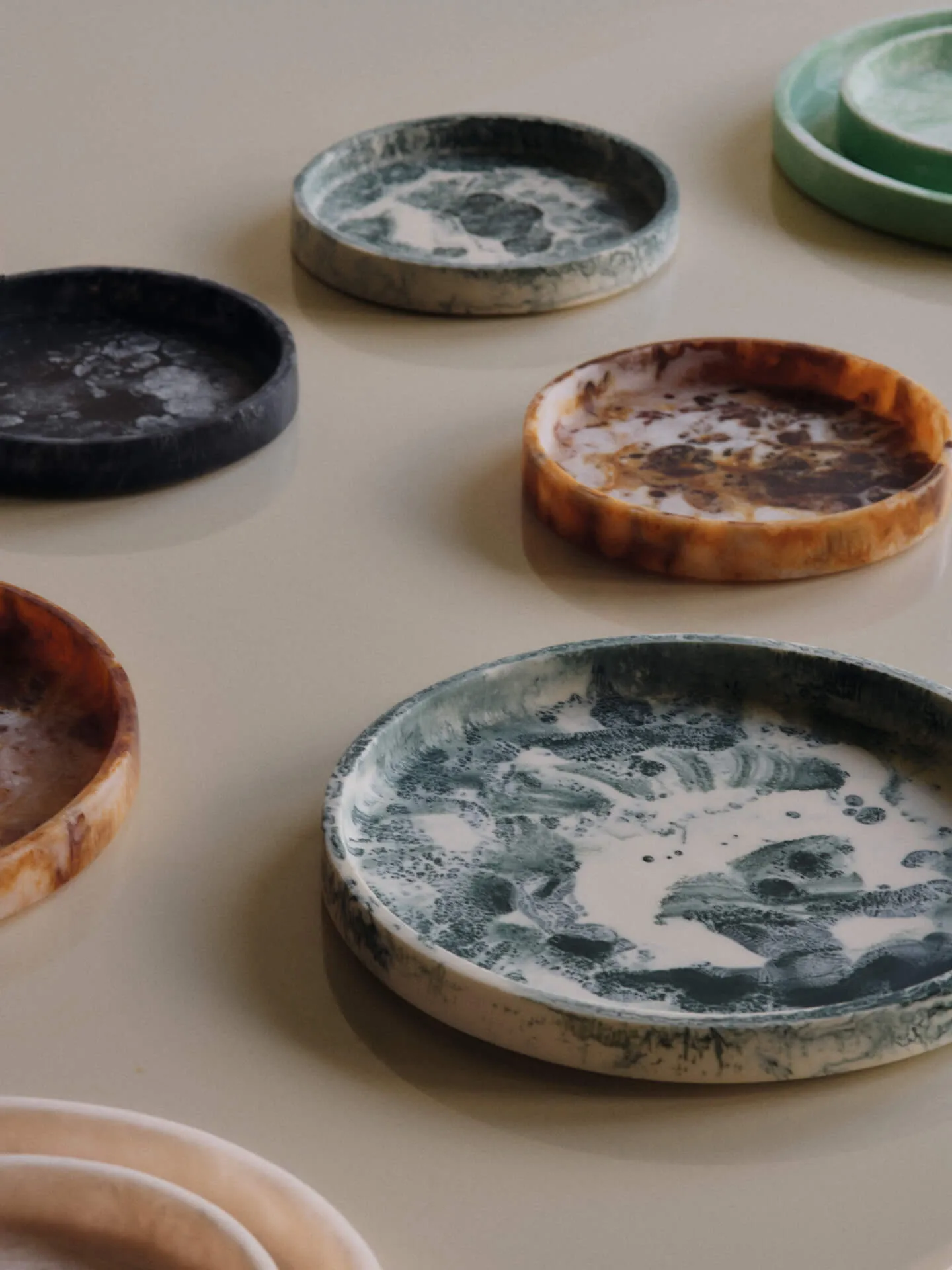 Taca dekoracyjna Mist Ø30 cm, Emerald-off-white Ferm Living