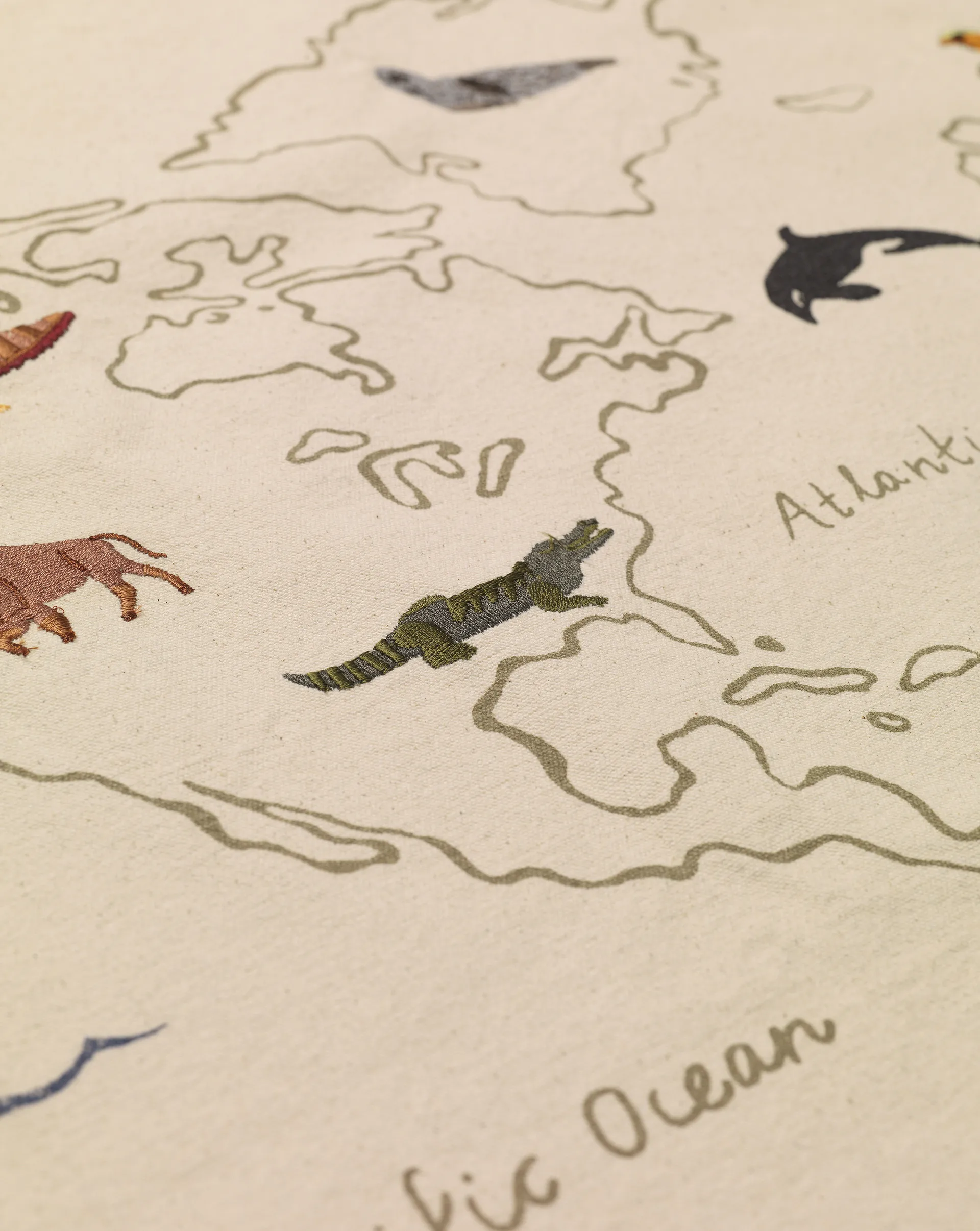 The world - mapa na tkaninie, Złamana biel Ferm Living