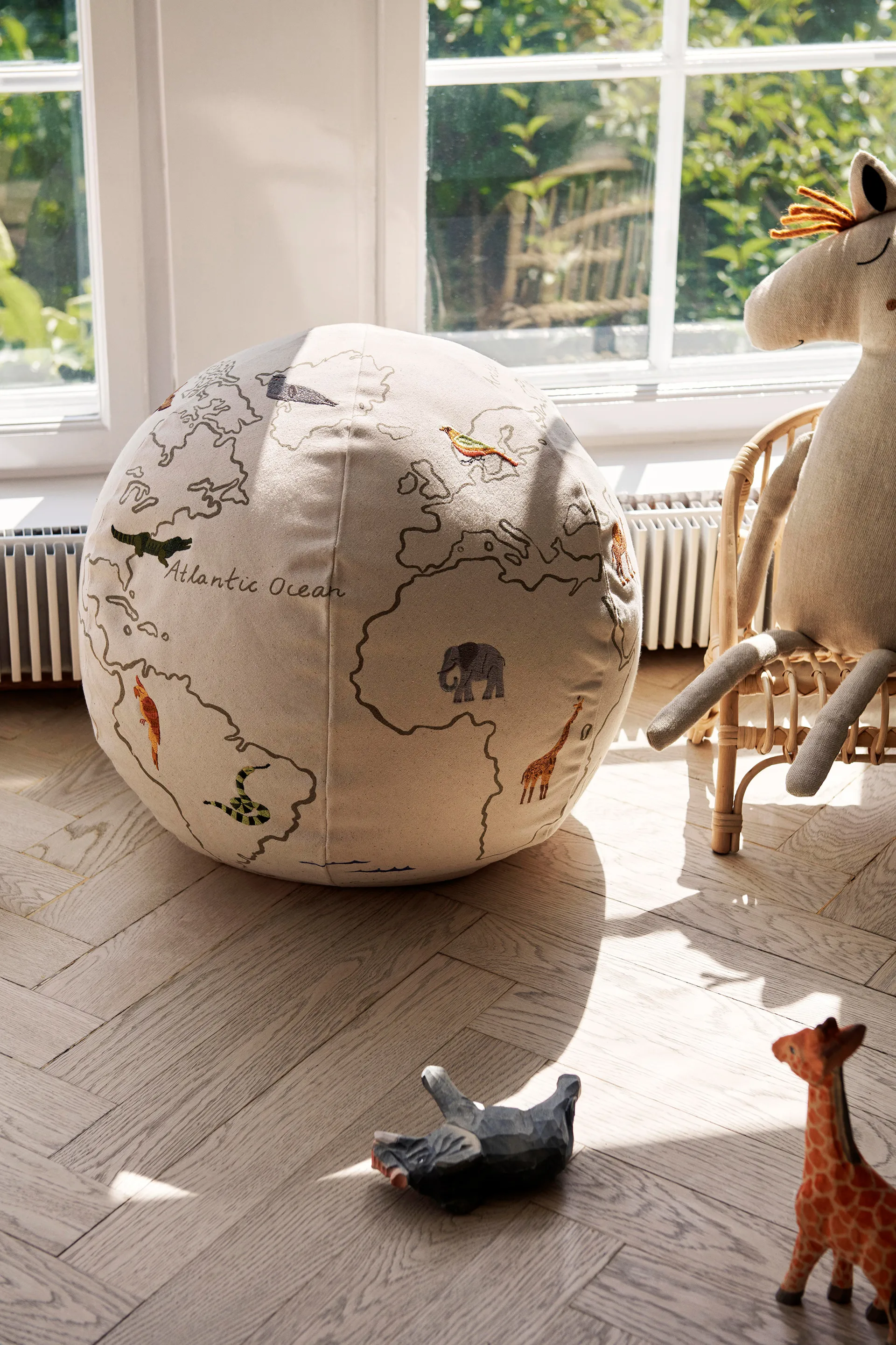 The world sittpuff - pufa, Złamana biel Ferm Living