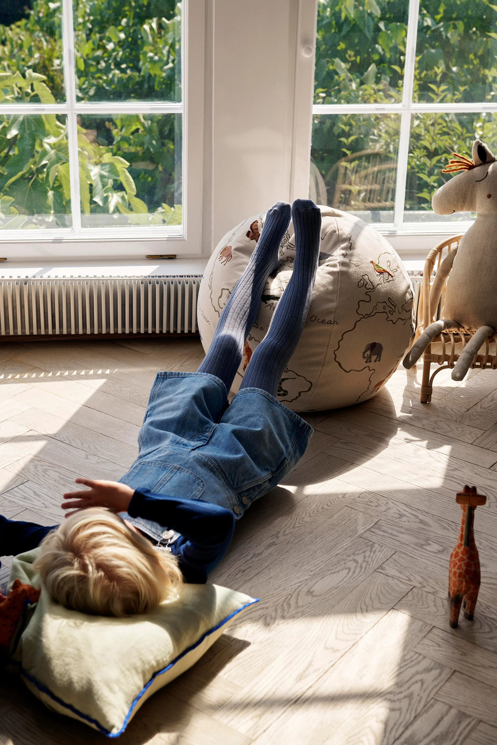 The world sittpuff - pufa, Złamana biel Ferm Living