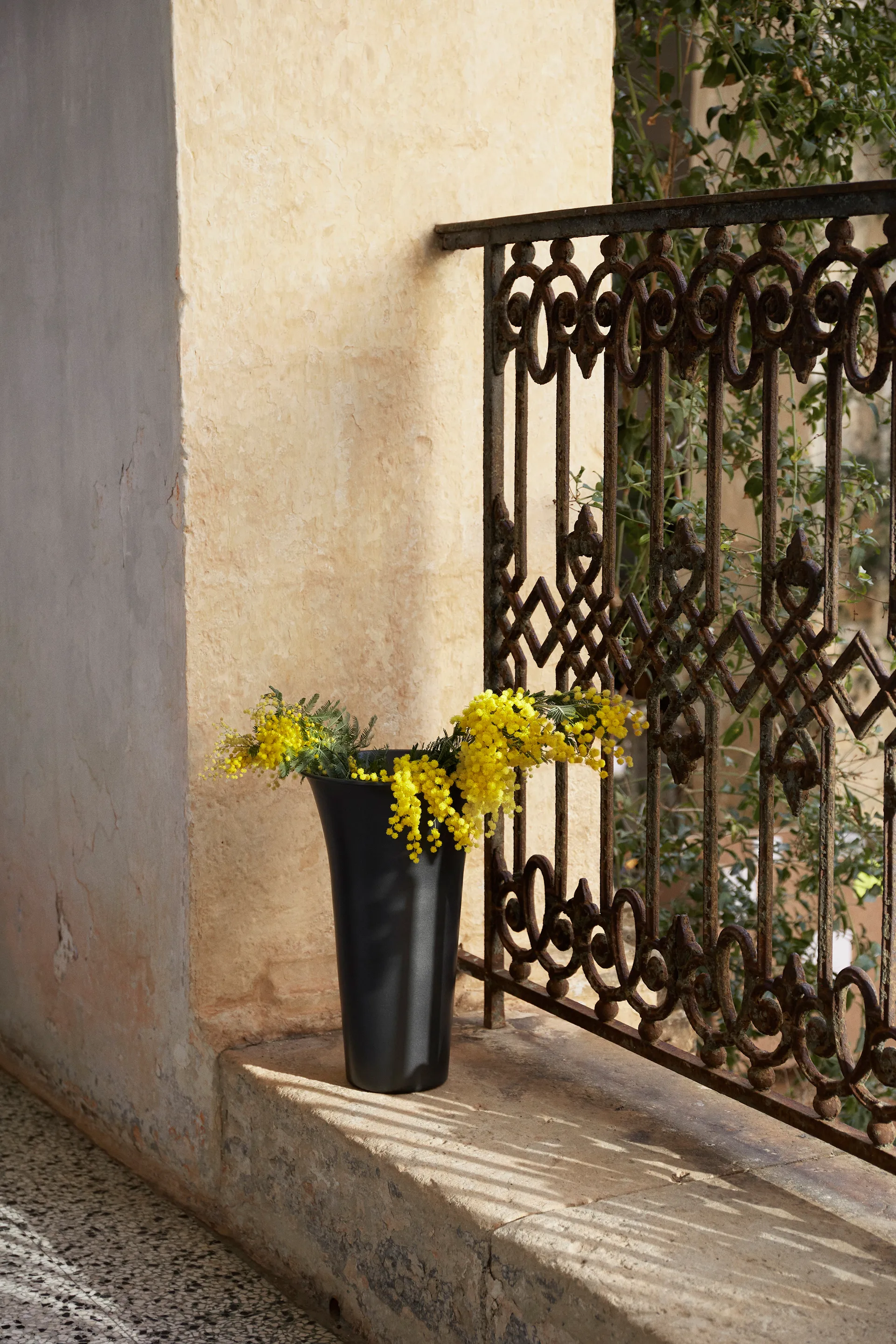 Wazon Spun Alu Ø21,3x41,9 cm, Aluminium barwione na czarno Ferm Living
