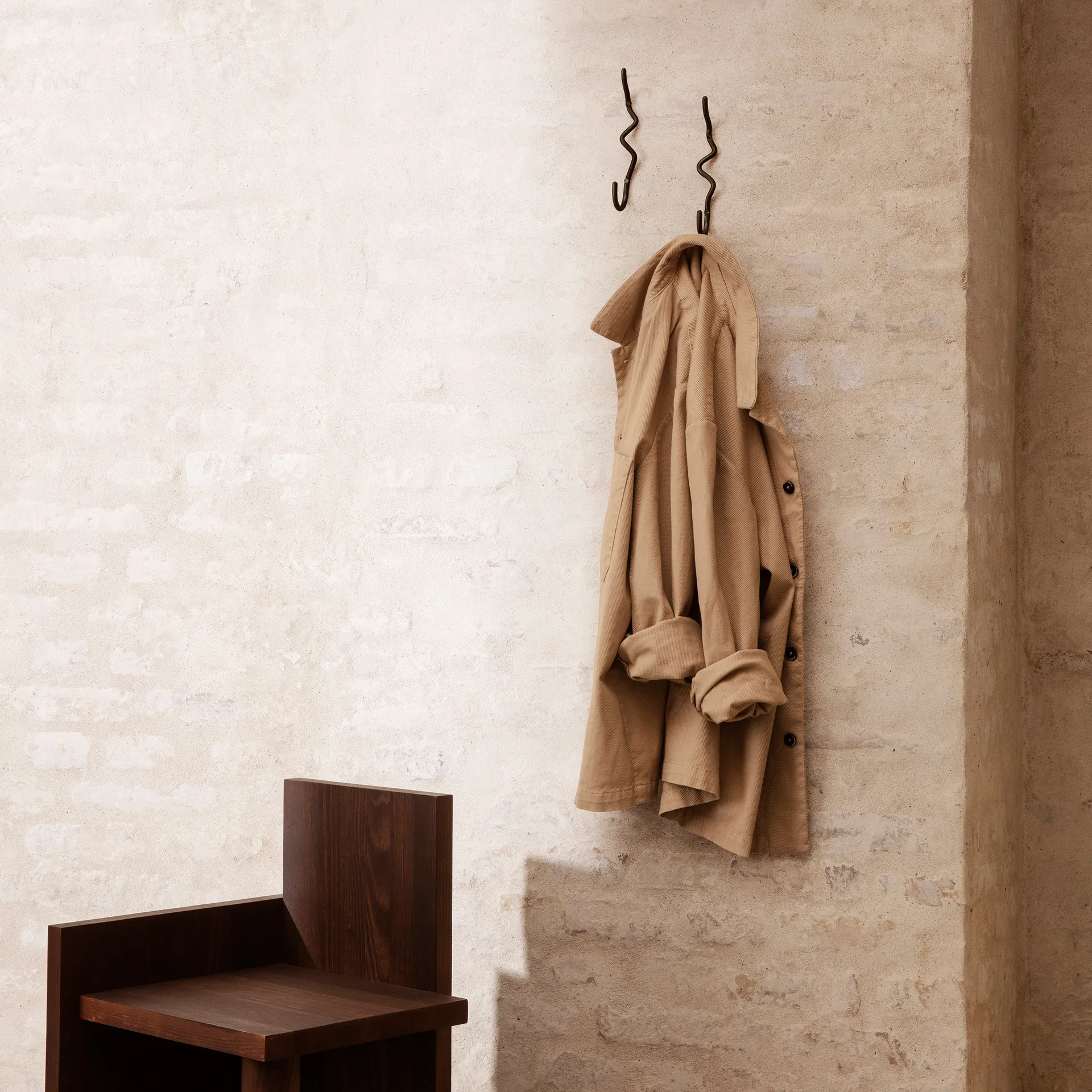 Wieszak Curvature , Czarny mosiądz Ferm Living