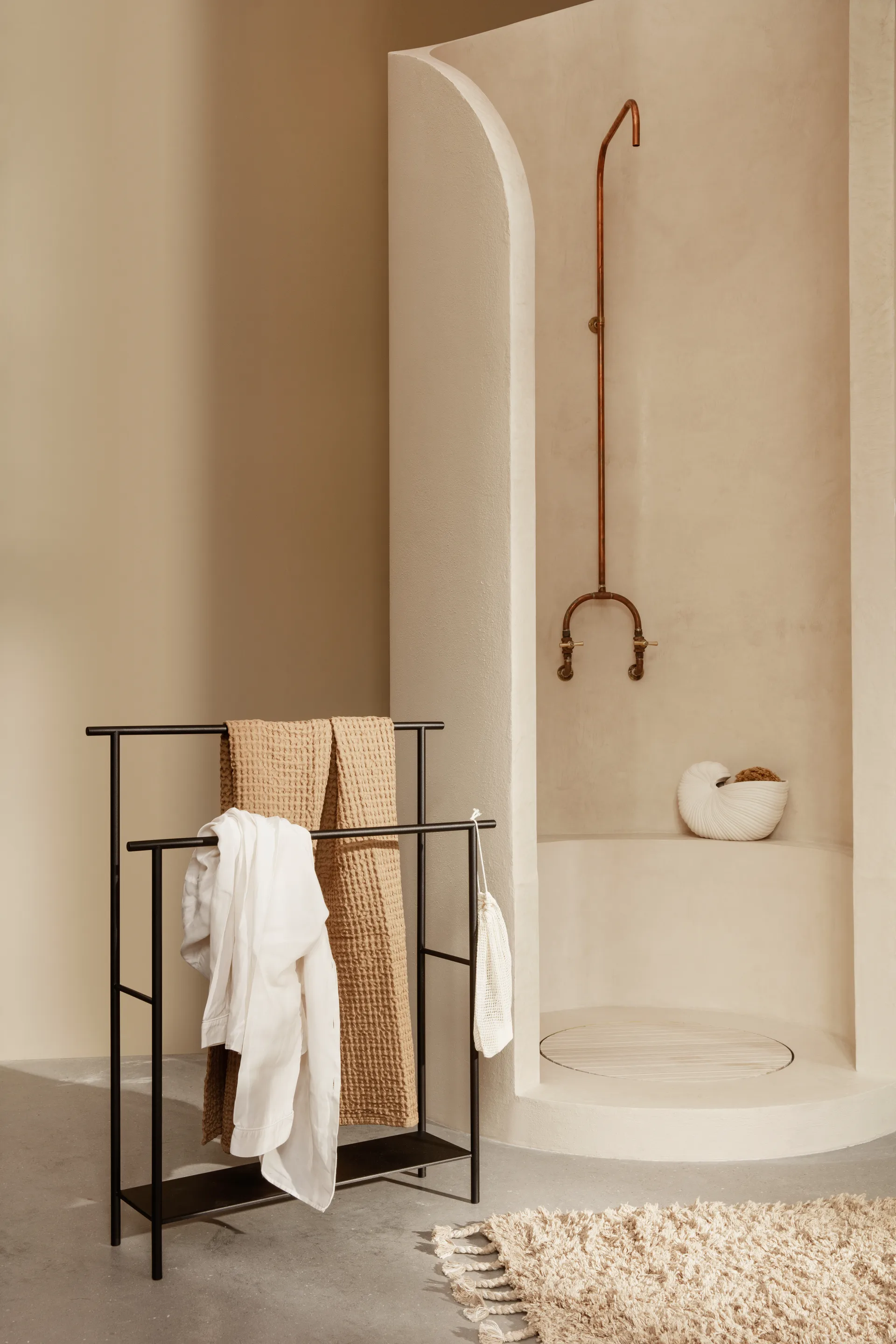 Wieszak na ręczniki Dora, Czarny Ferm Living