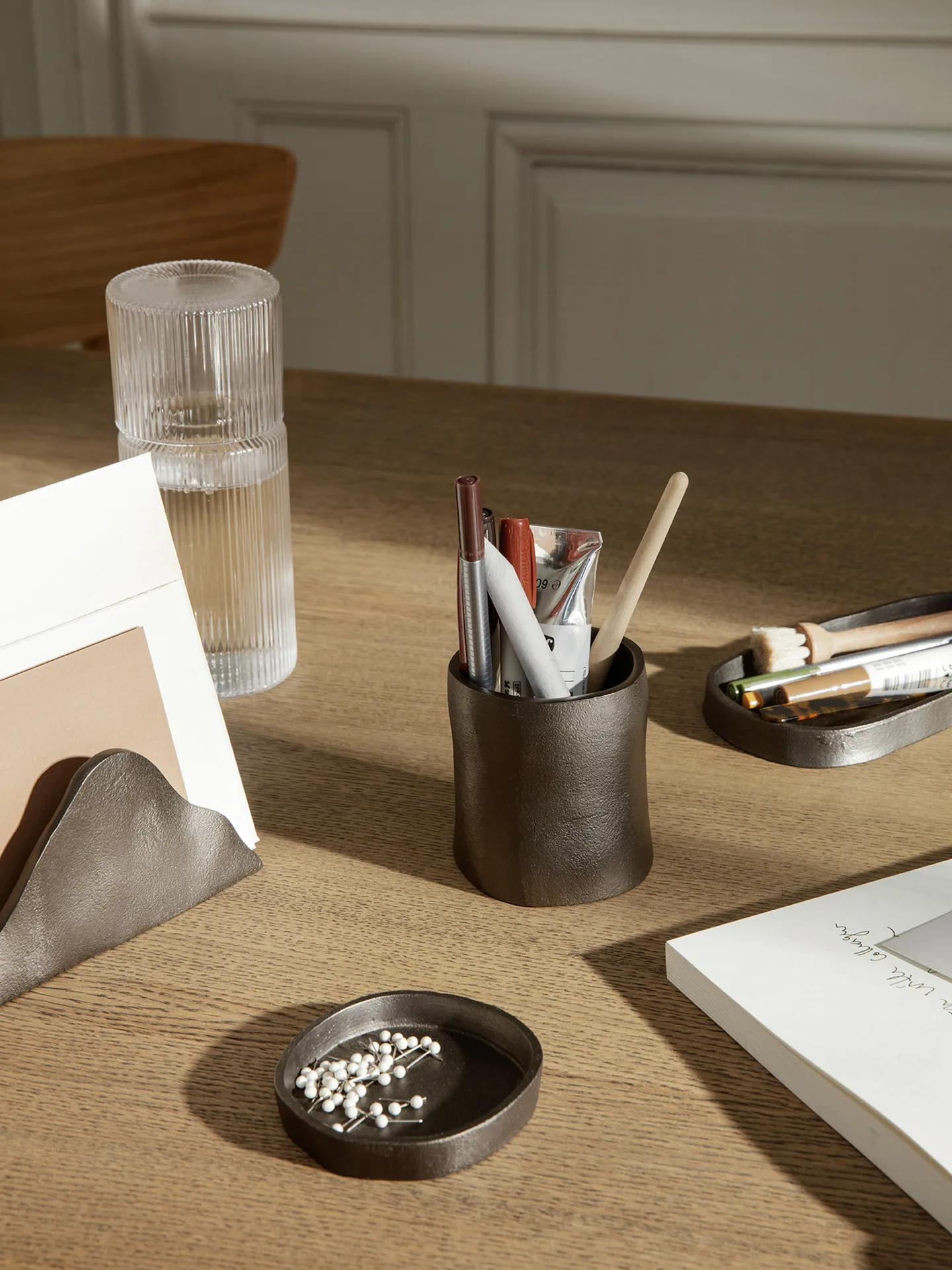 Yama pojemnik na przybory biurowe, mały Ø7.8 cm, Blackened aluminum Ferm Living