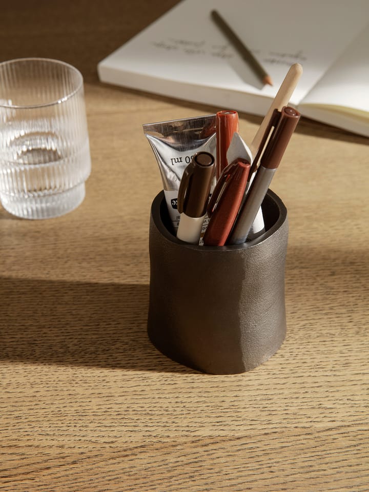 Yama pojemnik na przybory biurowe, mały Ø7.8 cm, Blackened aluminum Ferm Living