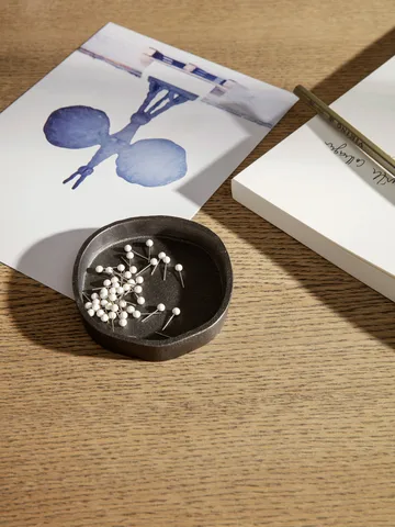 Yama taca okrągła 8.3x8.9 cm - Svärtad aluminum - Ferm Living