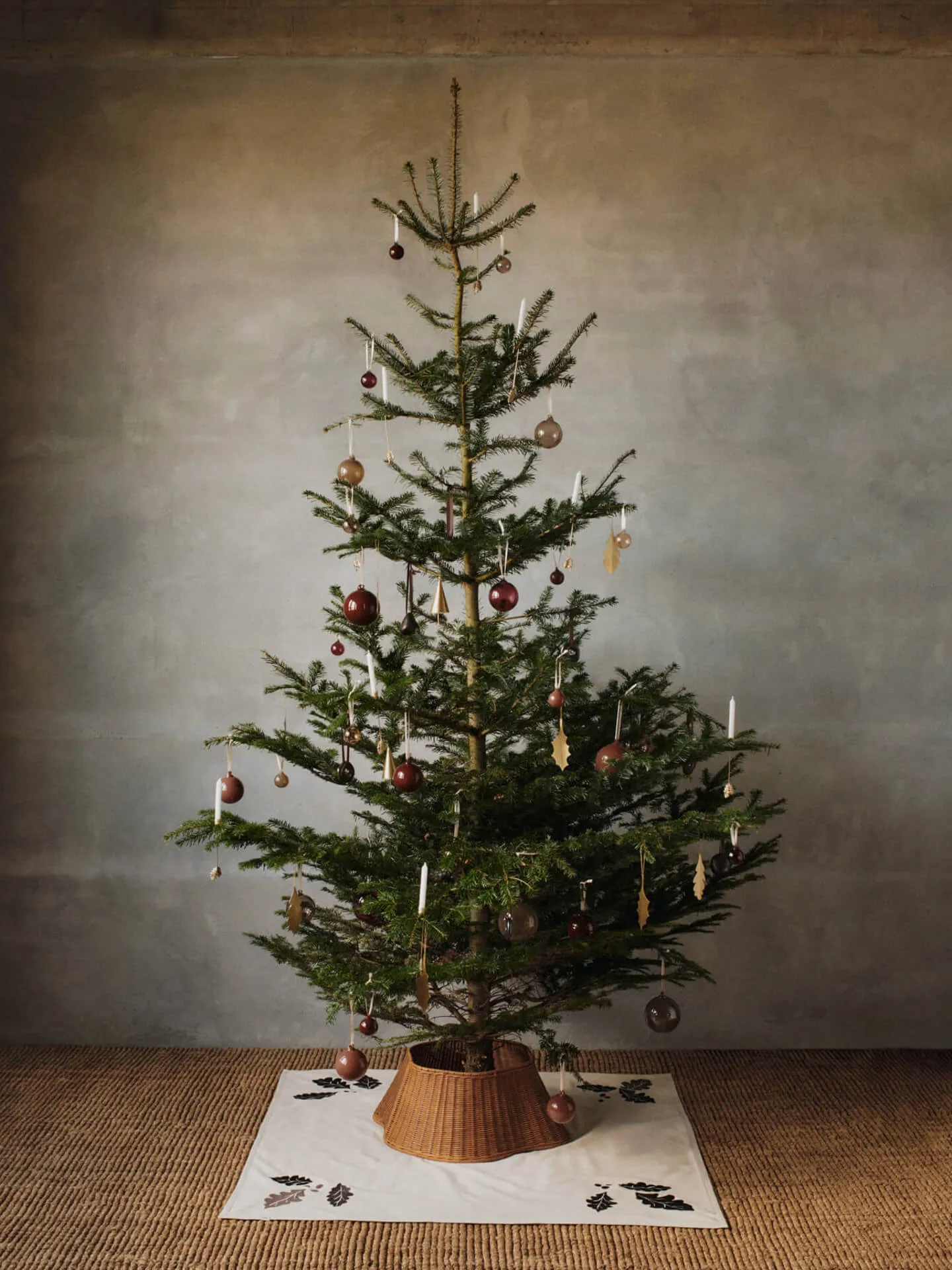 Zawieszka dekoracyjna Holly leaf 13,5 cm, 4 szt., Mosiężny Ferm Living