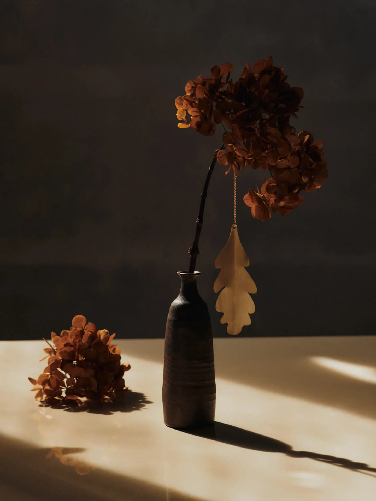 Zawieszki dekoracyjne, liść dębu, 13,5 cm, 4-pak, Mosiężny Ferm Living