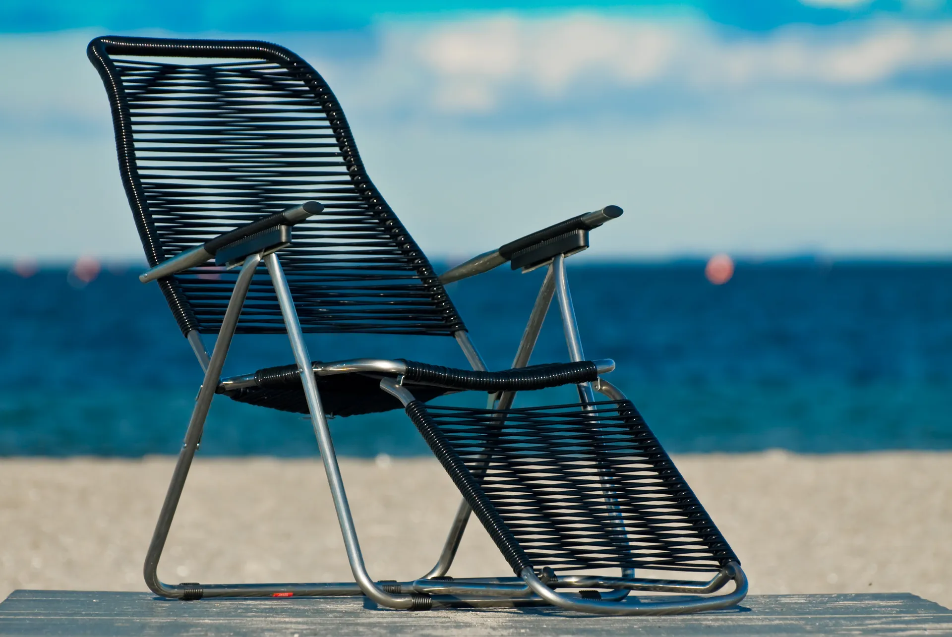 Leżak Spaghetti z podnóżkiem, Czarny Fiam