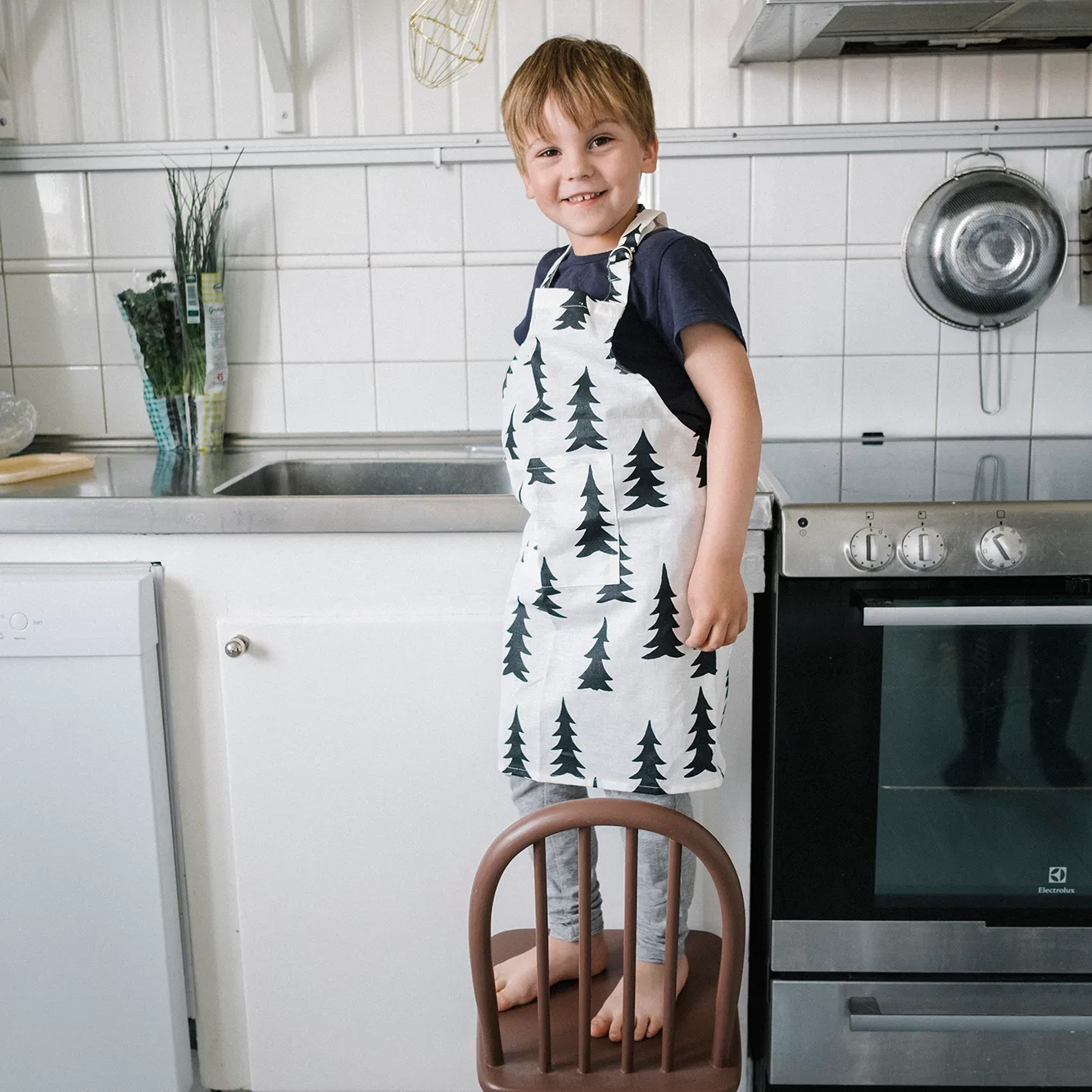 Choinka woskowany fartuch dziecięcy, Czarny-biały Fine Little Day