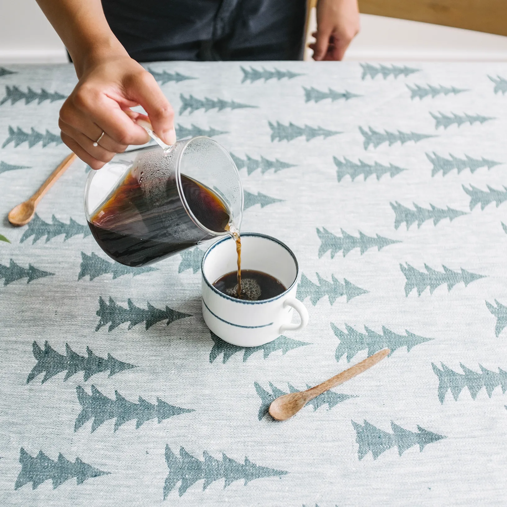 Obrus Gran żakardowy tkany 147x250 cm, Zielono-szary Fine Little Day