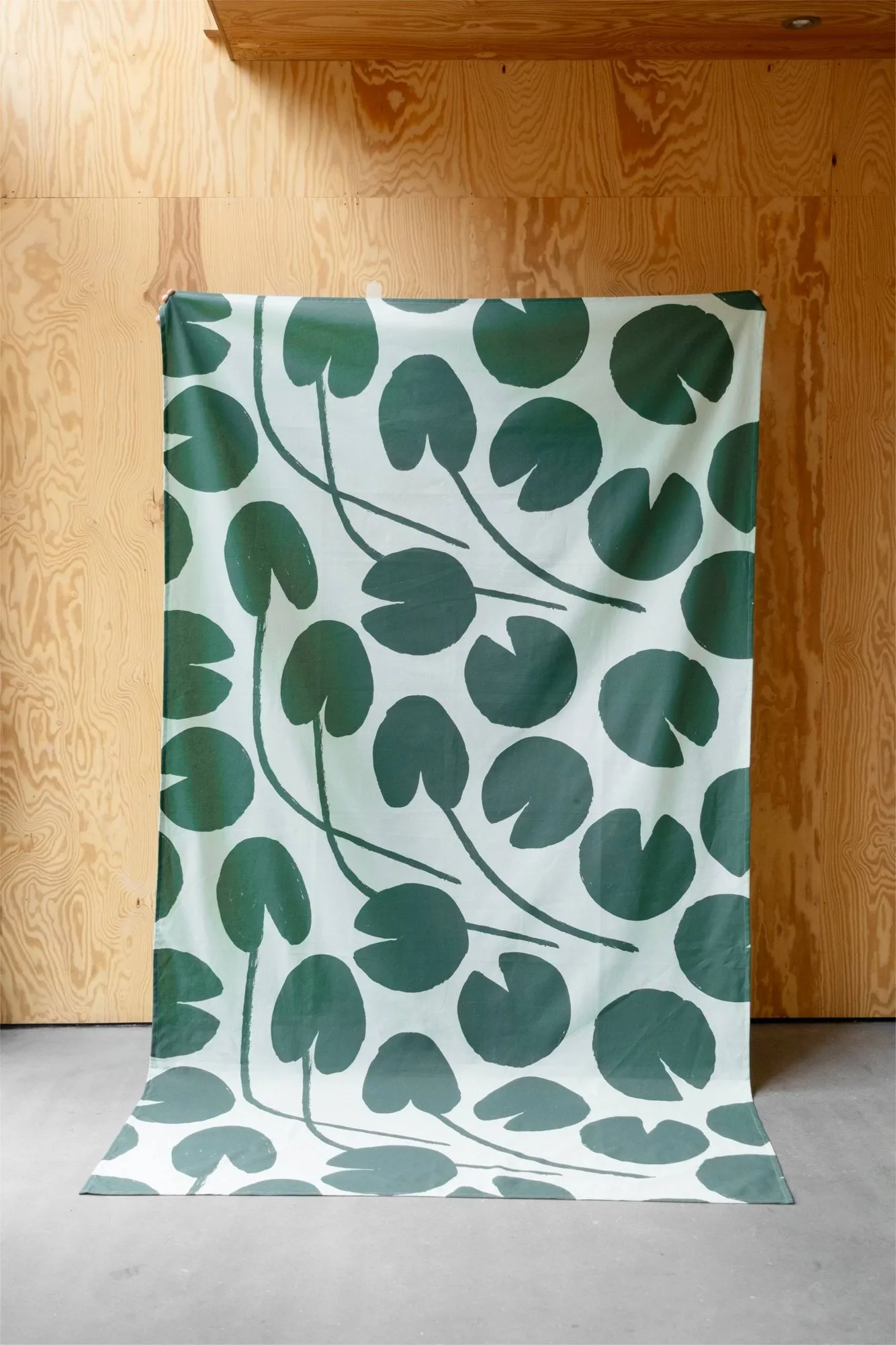 Obrus Water lilies, Jasnozielono-zielony, 147x147 cm Fine Little Day