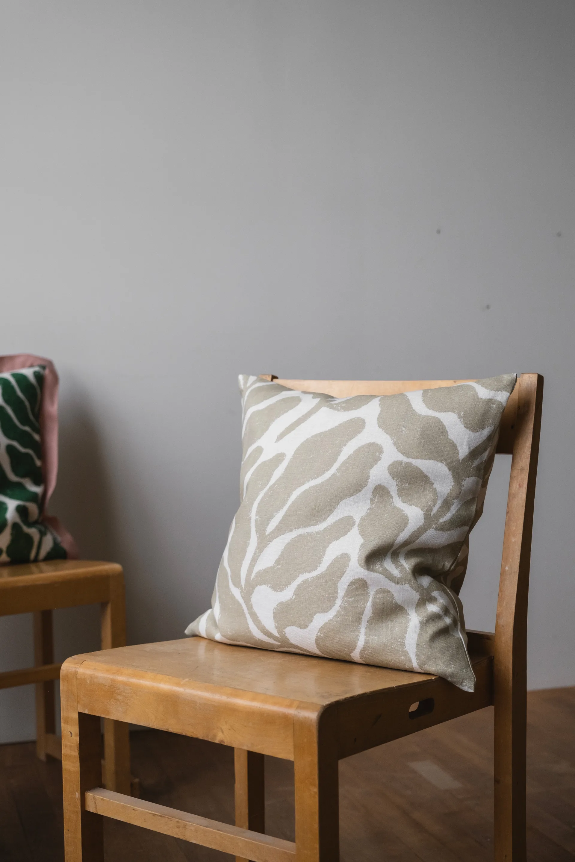 Poszewka na poduszkę Leaves 48x48 cm, Sand Fine Little Day