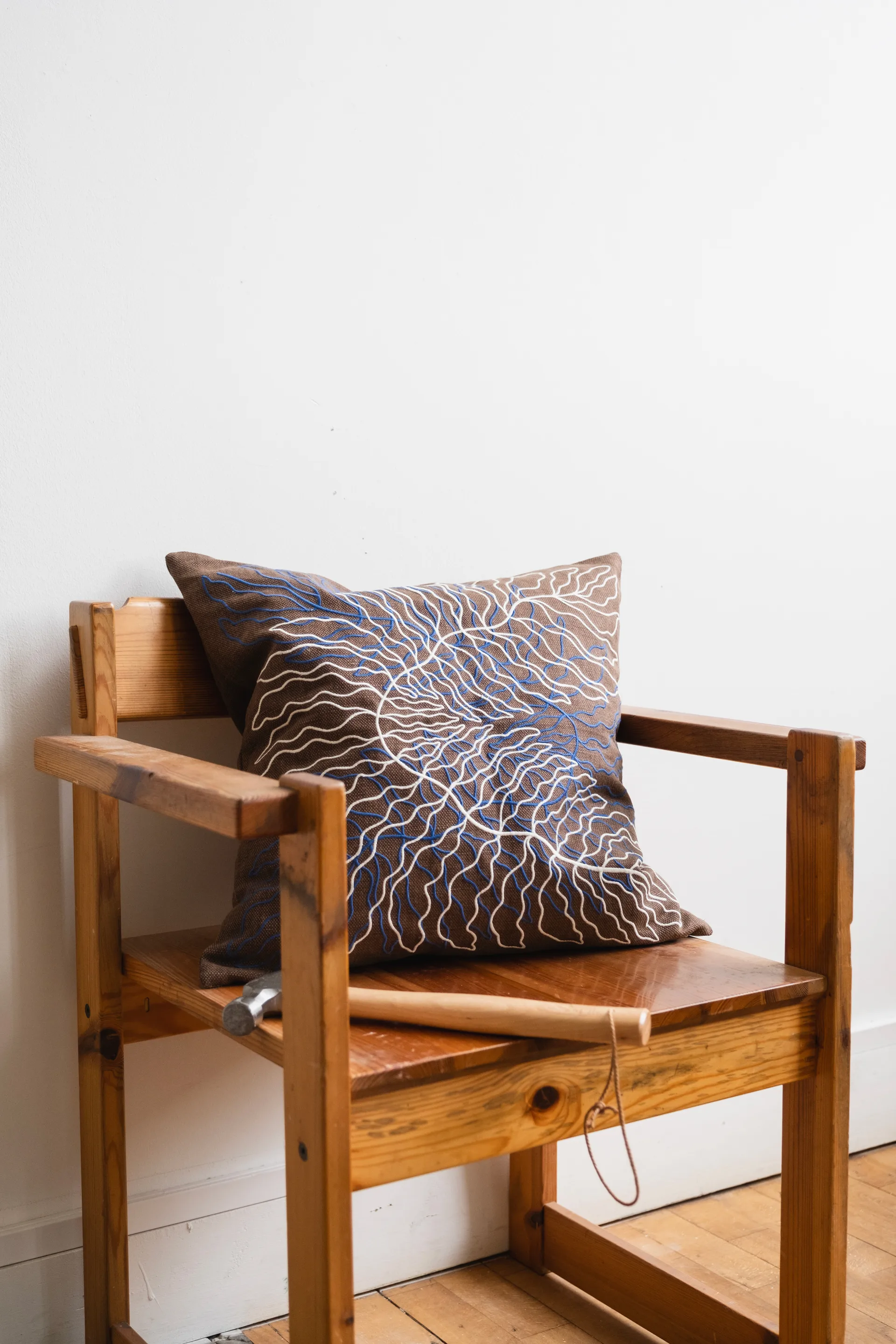 Poszewka na poduszkę Leavesz haftem 48x48 cm, Brown Fine Little Day