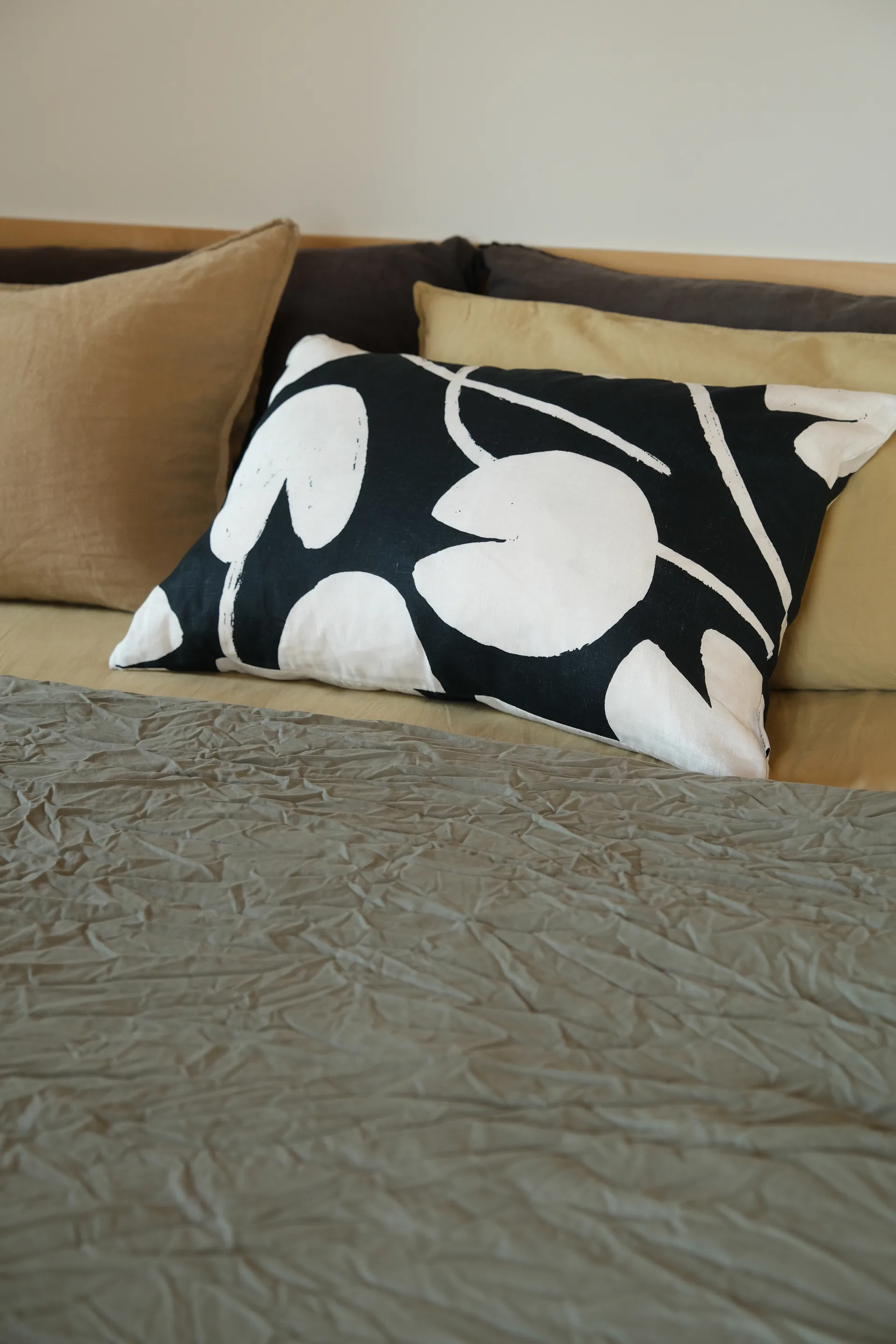 Poszewka na poduszkę Water lilies 48x68 cm, Północny błękit-biały Fine Little Day