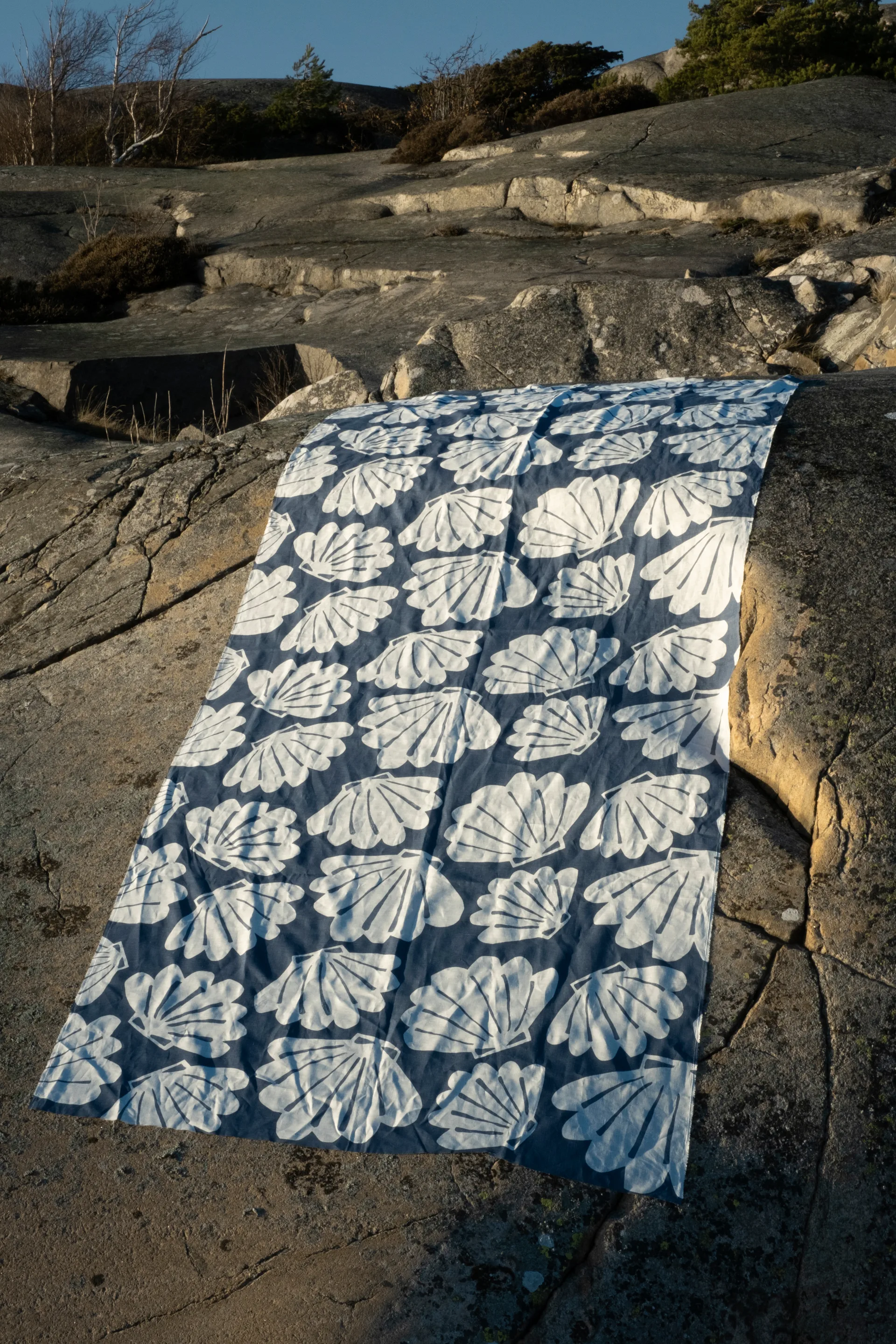 Tkanina z motywem muszli, Niebieski Fine Little Day