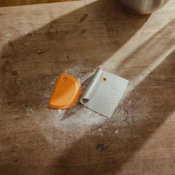 Functional Form skrobka do ciasta - Metal-silikon, 2 części - Fiskars