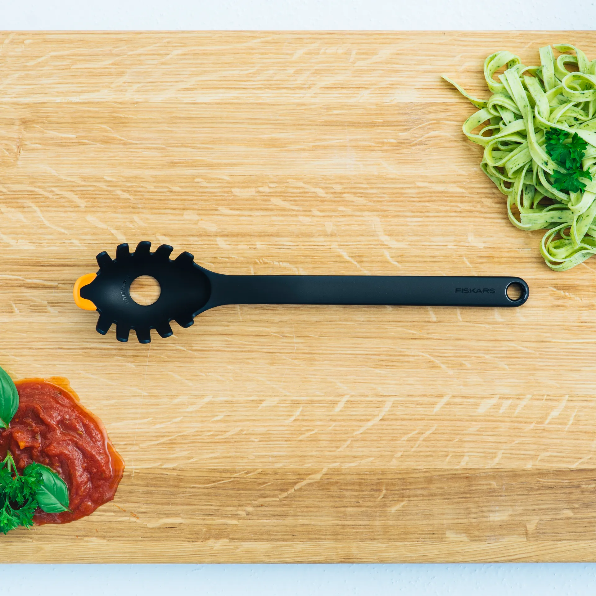 Functional Form łyżka do makaronu 29 cm, Czarny Fiskars