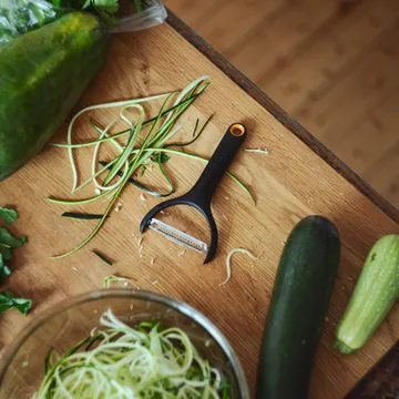 Obieraczka Functional Form - Czarny, obierak julienne, w kształcie litery Y - Fiskars