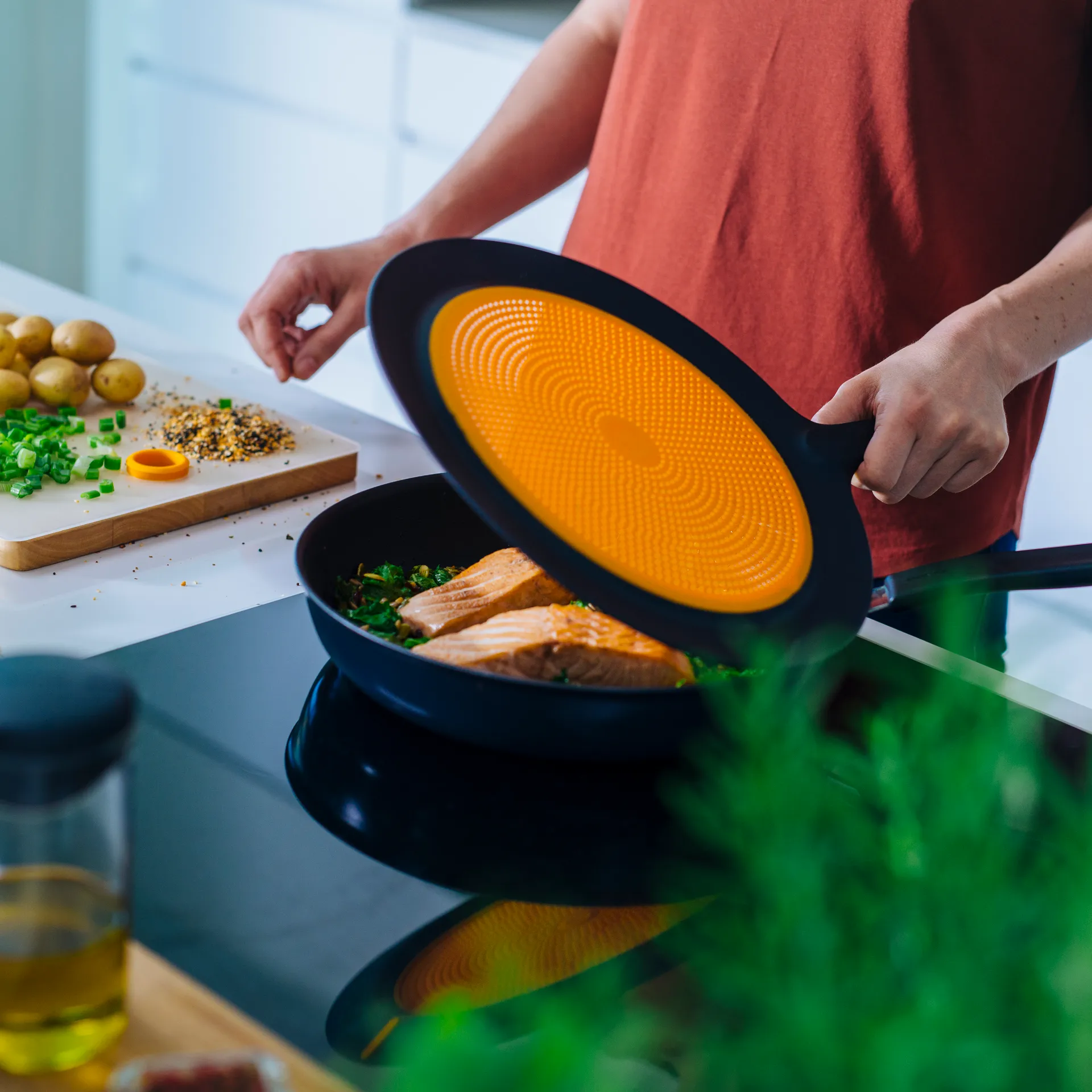 Silikonowa osłona przeciwbryzgowa Functional Form, Czarny Fiskars