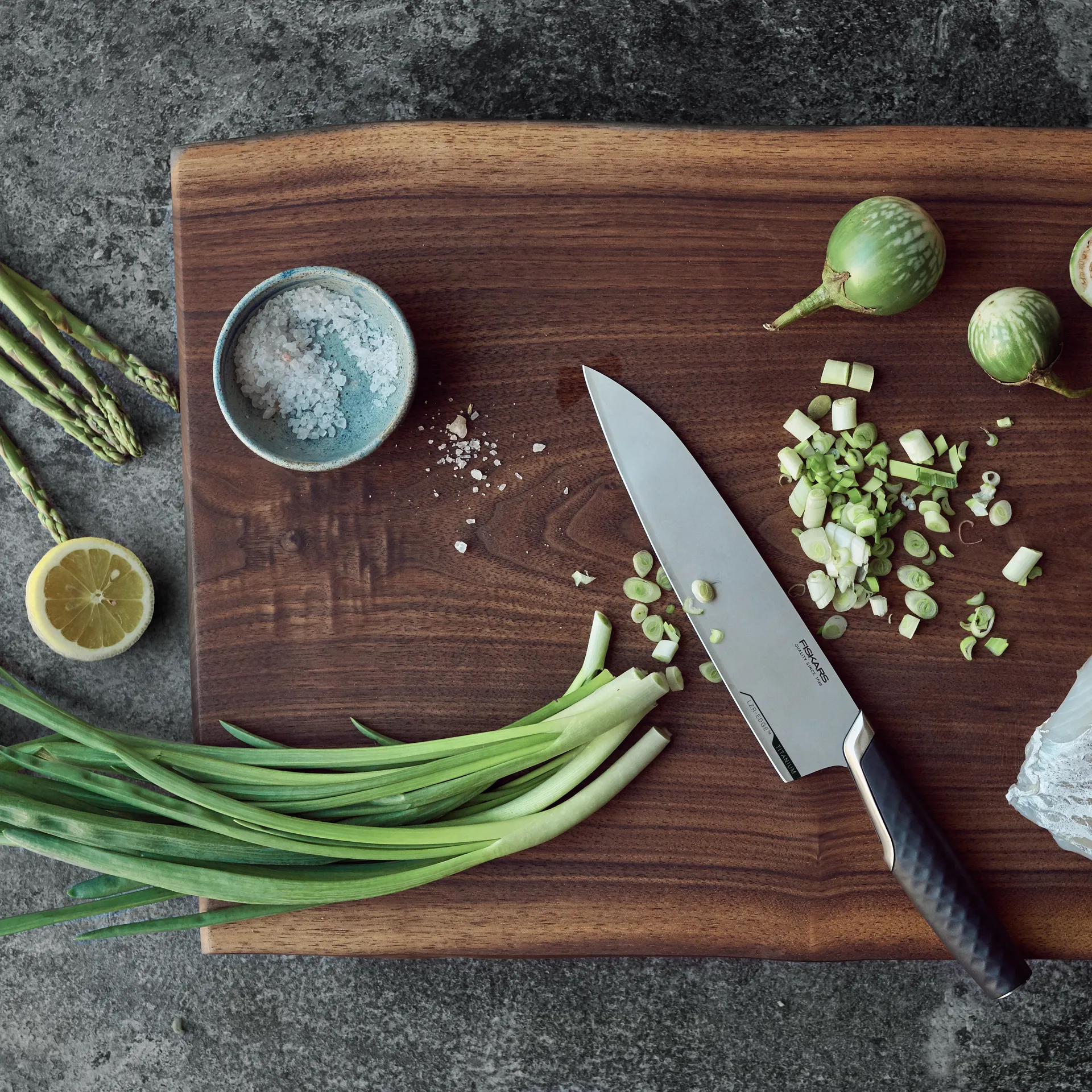 Tytanowy nóż szefa kuchni 20 cm, Czarny Fiskars