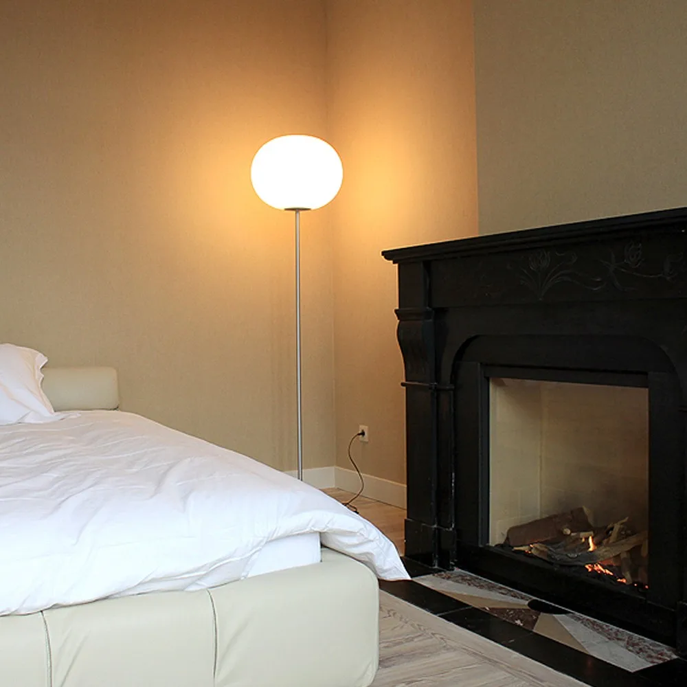 Lampa podłogowa Glo-ball F1, Biały opal szkło, matowa srebrna podstawka Flos