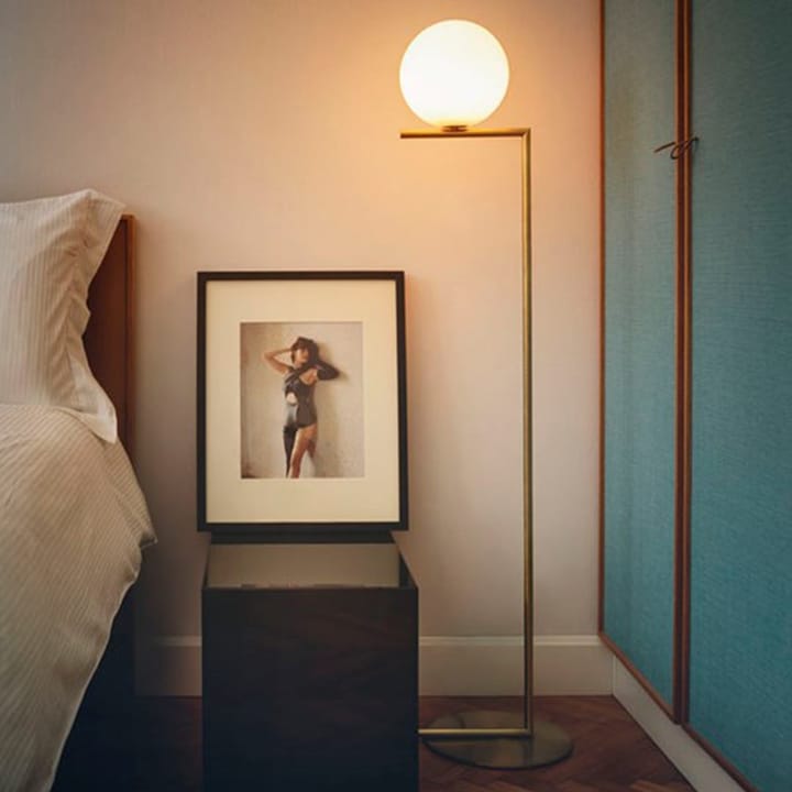 Lampa podłogowa IC lights F2, Szczotkowany mosiądz, opal Flos