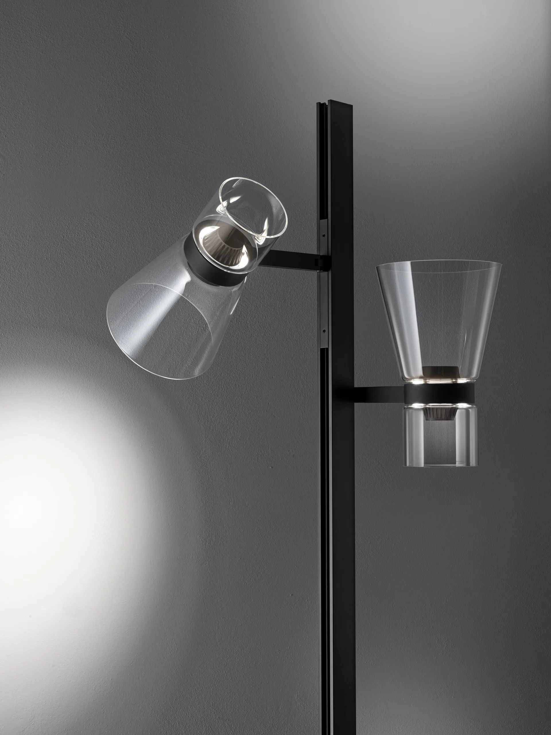 Lampa podłogowa Nocturne F2 cone - Czarna,  Flos